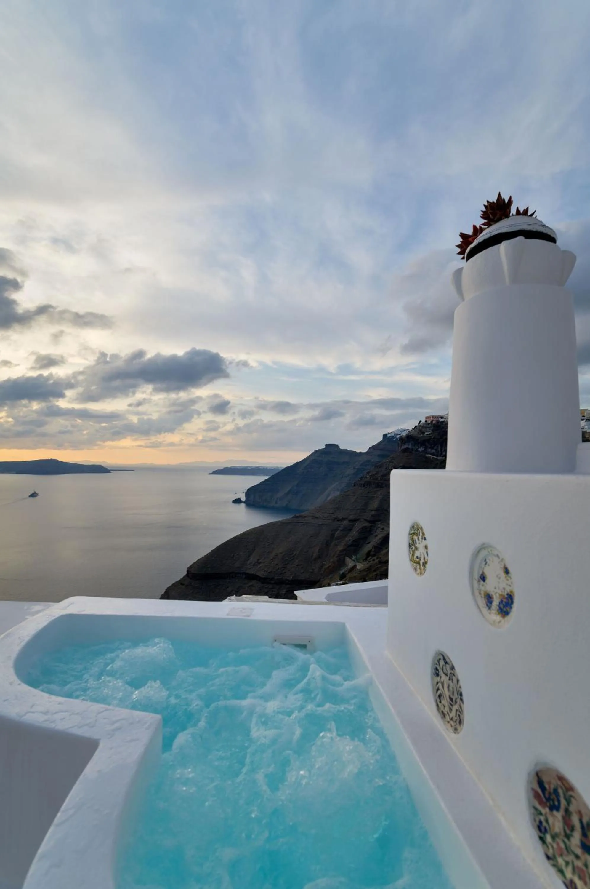 Hot Tub in Trieris Villa & Suites