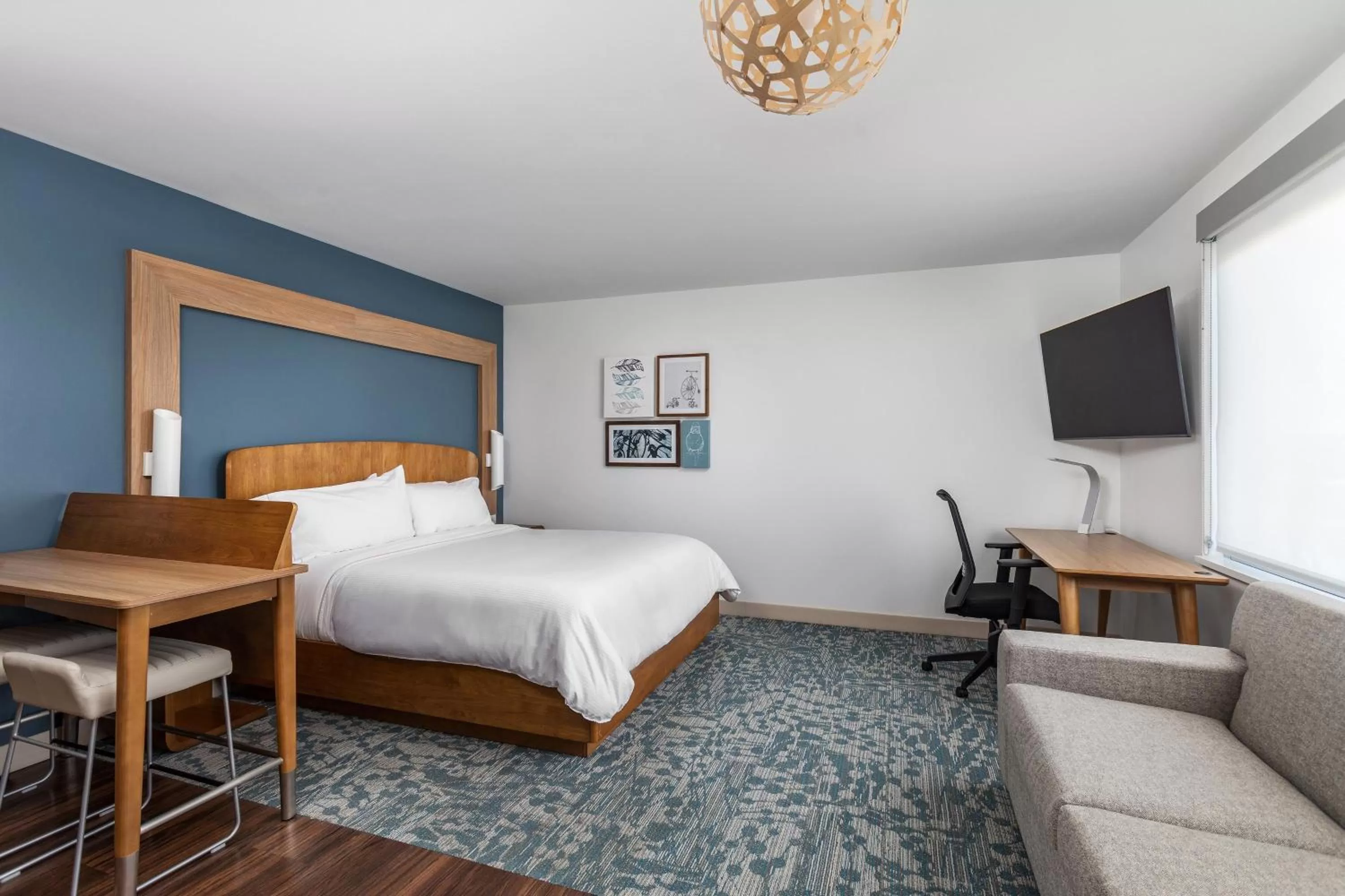 Photo of the whole room, Bed in Element Knoxville West