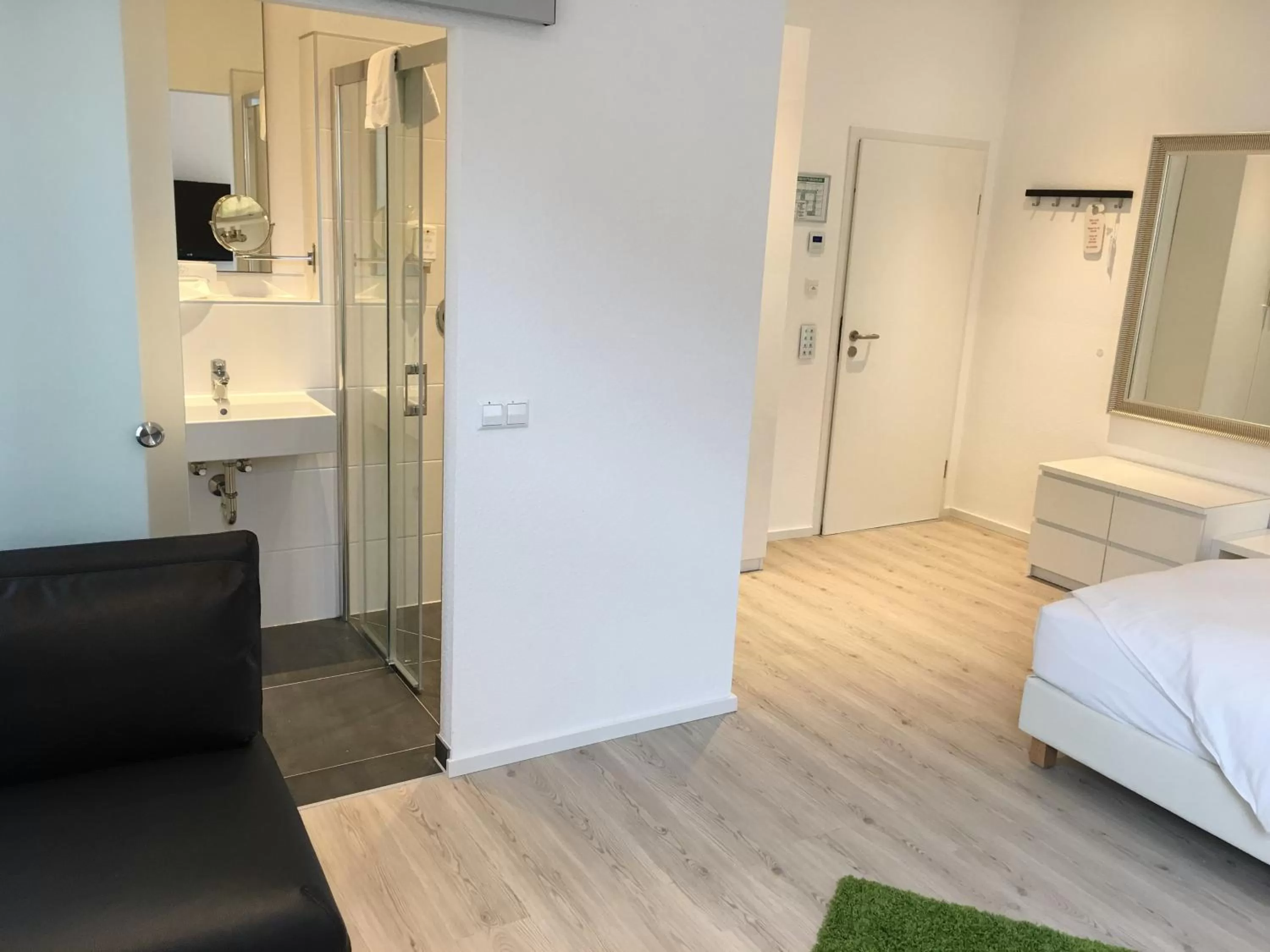 Bathroom, Bed in Hotel Barbarossa Karlsruhe Stadtmitte