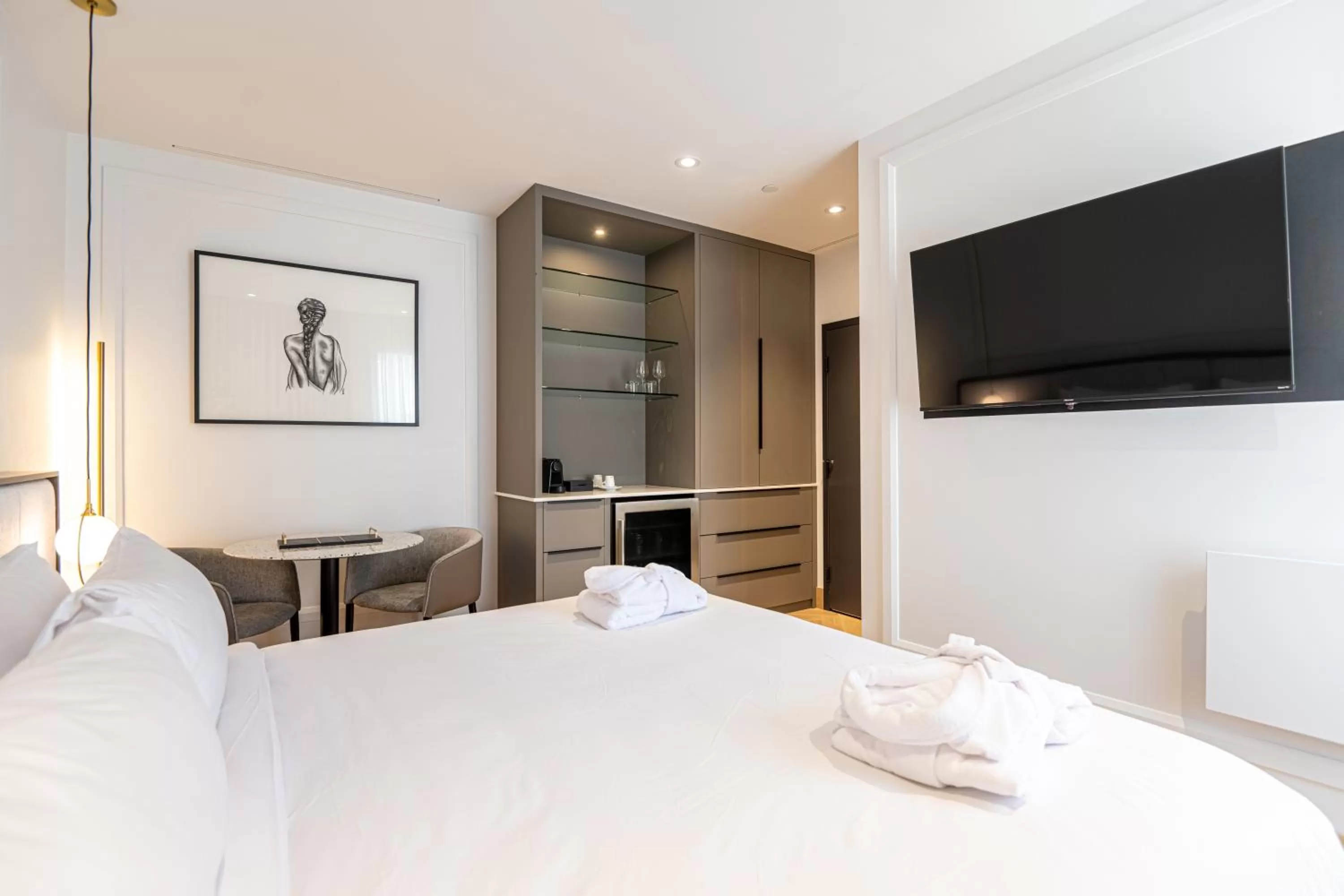 TV and multimedia, Bed in Hôtel Boutique Ophelia - Par Aneyro