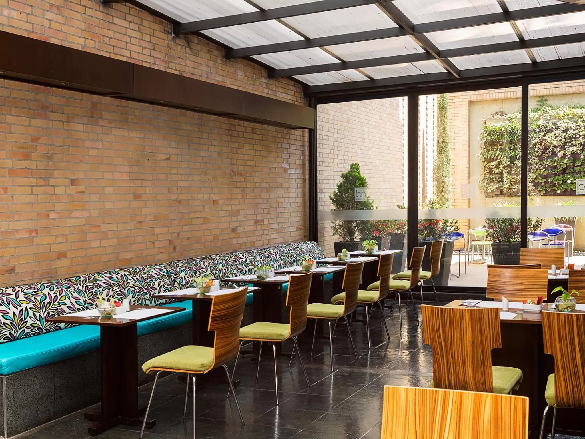 Restaurant/places to eat in Hotel bh Parque 93