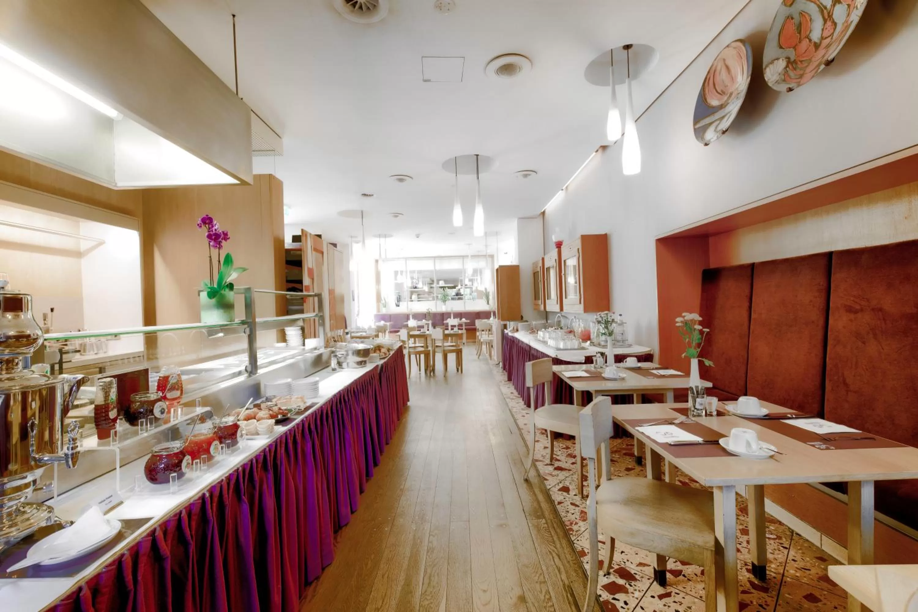 Breakfast in Hotel Bleibtreu Berlin by Golden Tulip