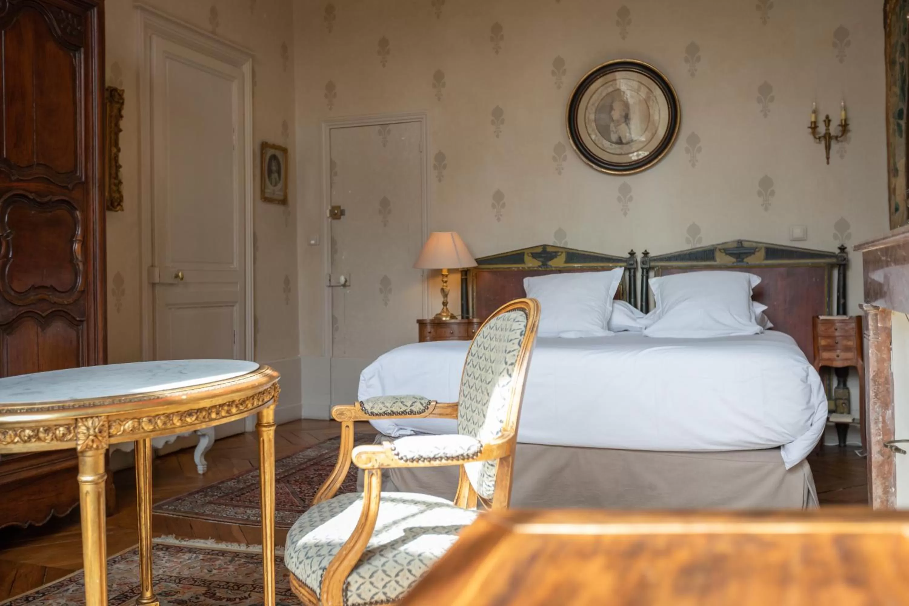 Bed in L'Hotel de Panette, Un exceptionnel château en ville - Chambres historiques, parking - Petit Déjeuner offert