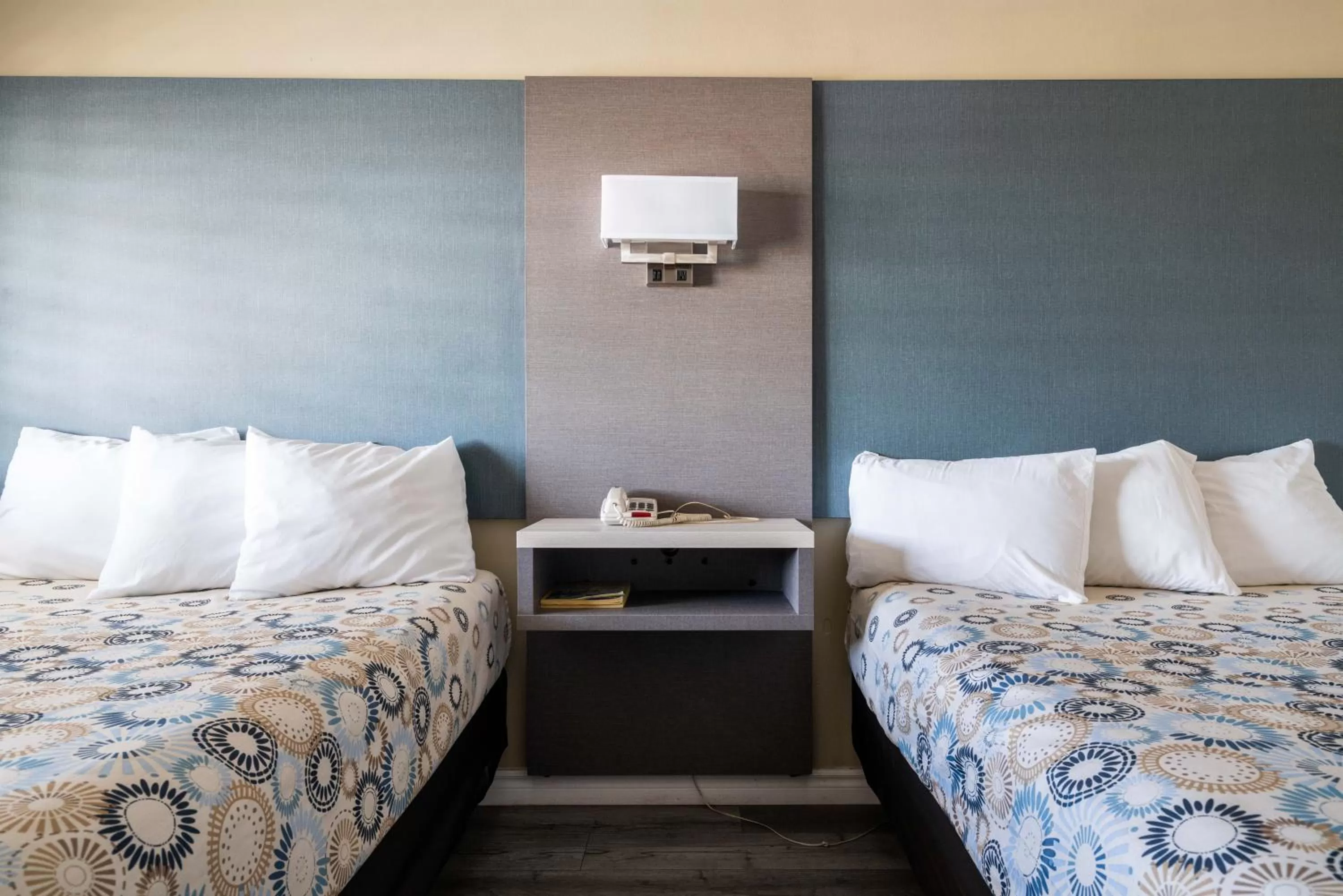 Bed in Solaire Inn & Suites