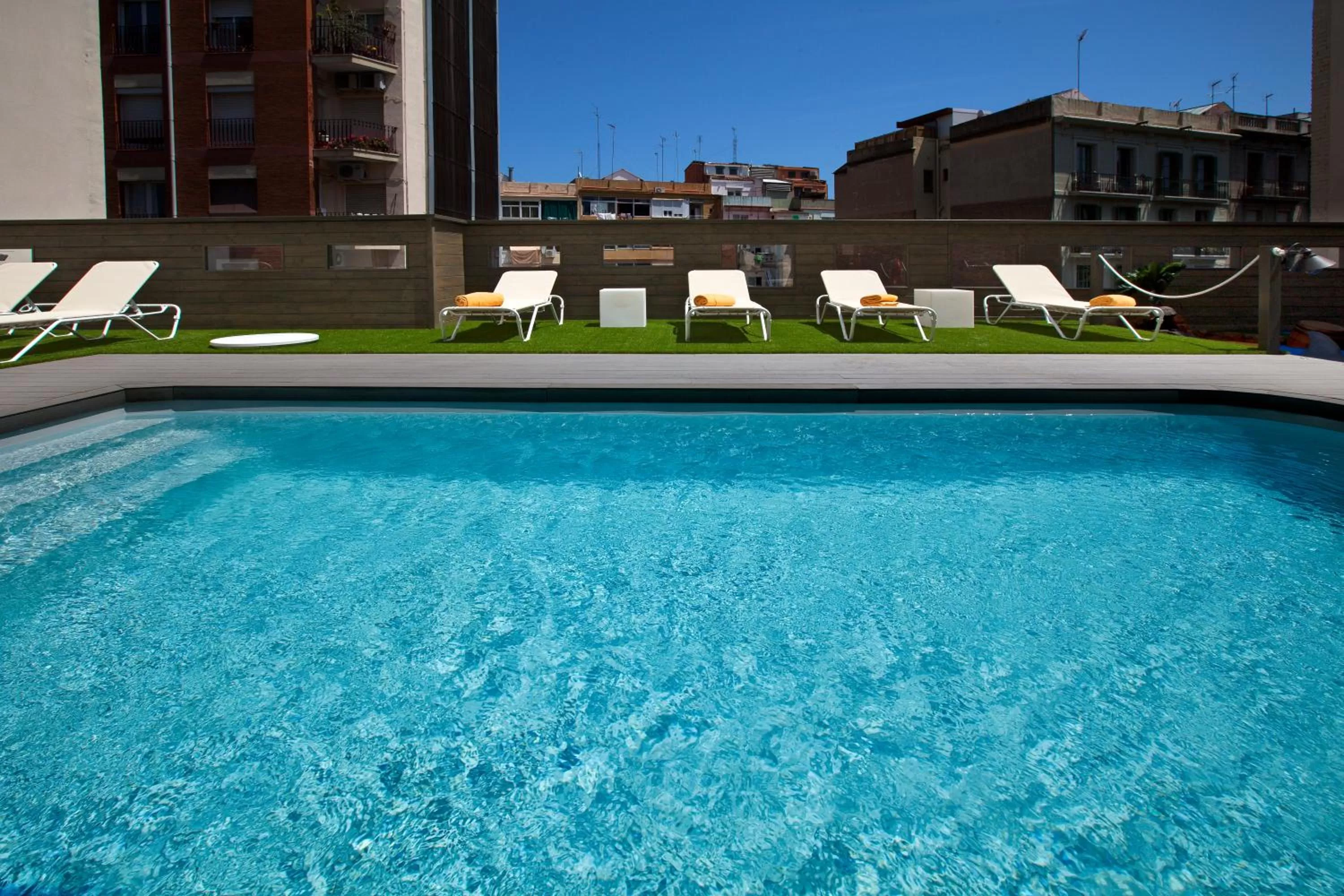 Swimming pool in Hotel Concordia Barcelona