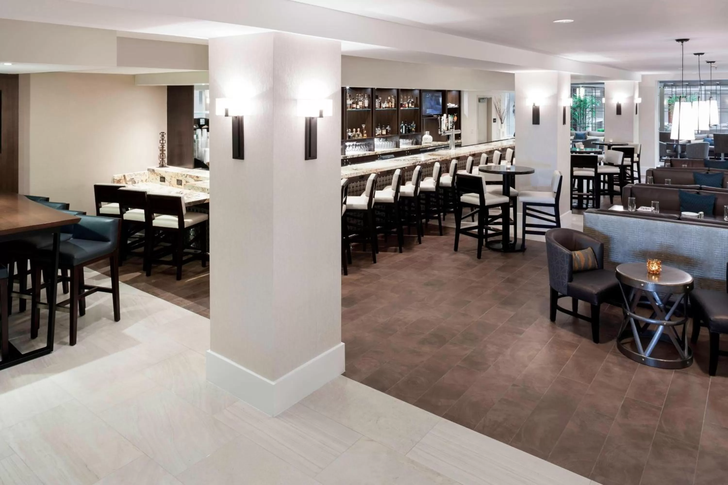 Lounge or bar in Fairfax Marriott at Fair Oaks