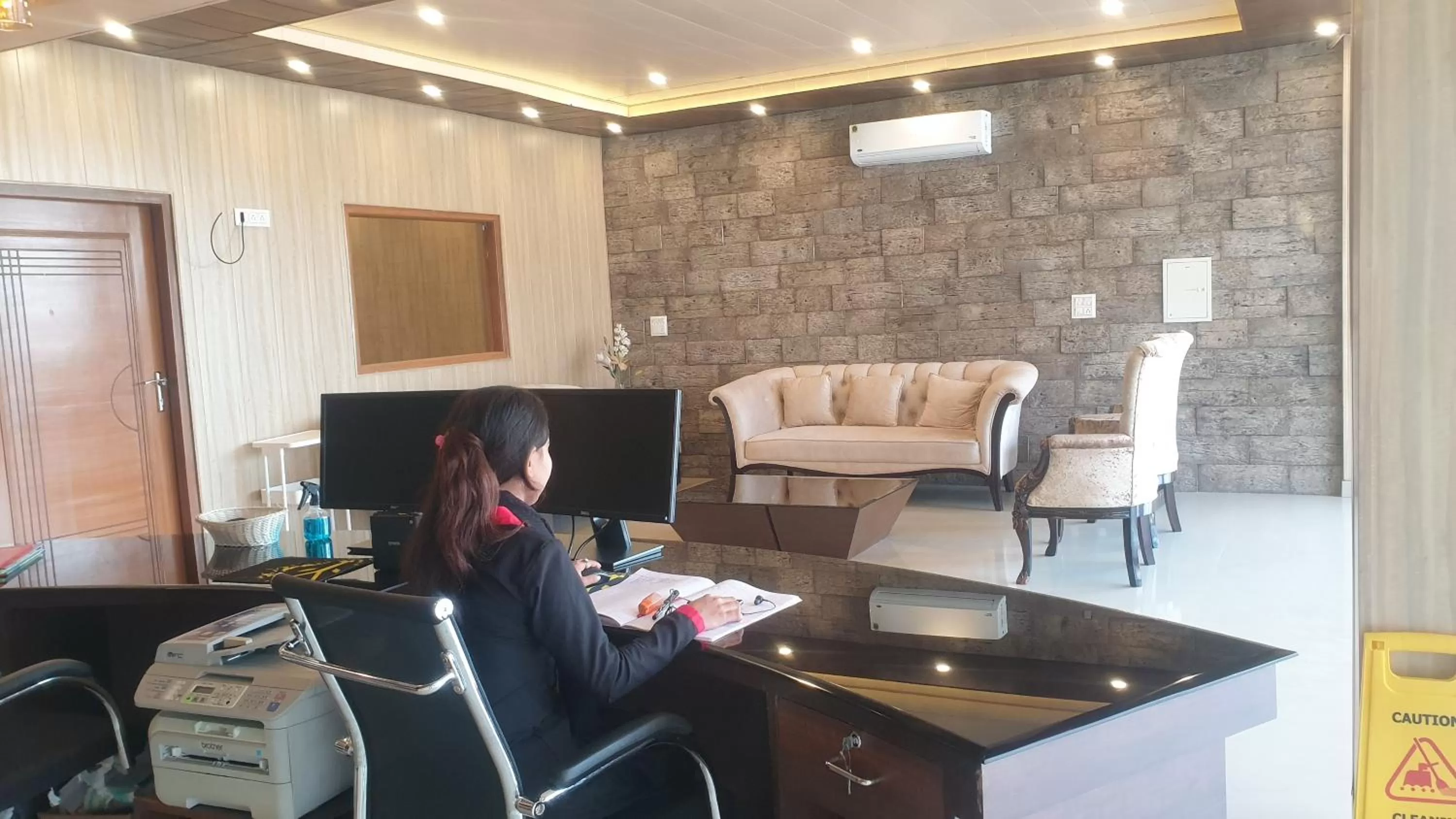 Lobby or reception in Maple Leaf Hotel