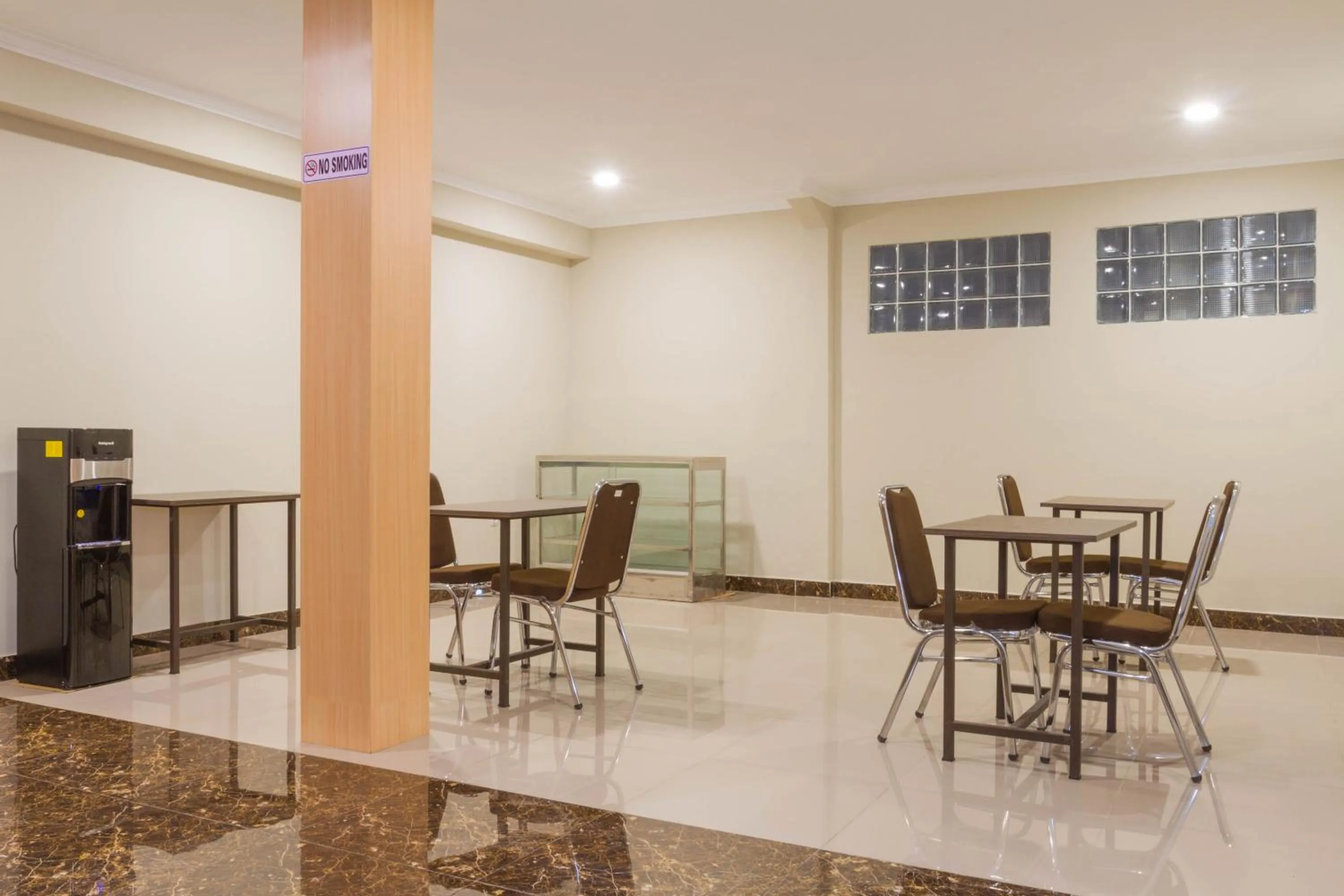 Area and facilities in RedDoorz Plus @ Dipatiukur