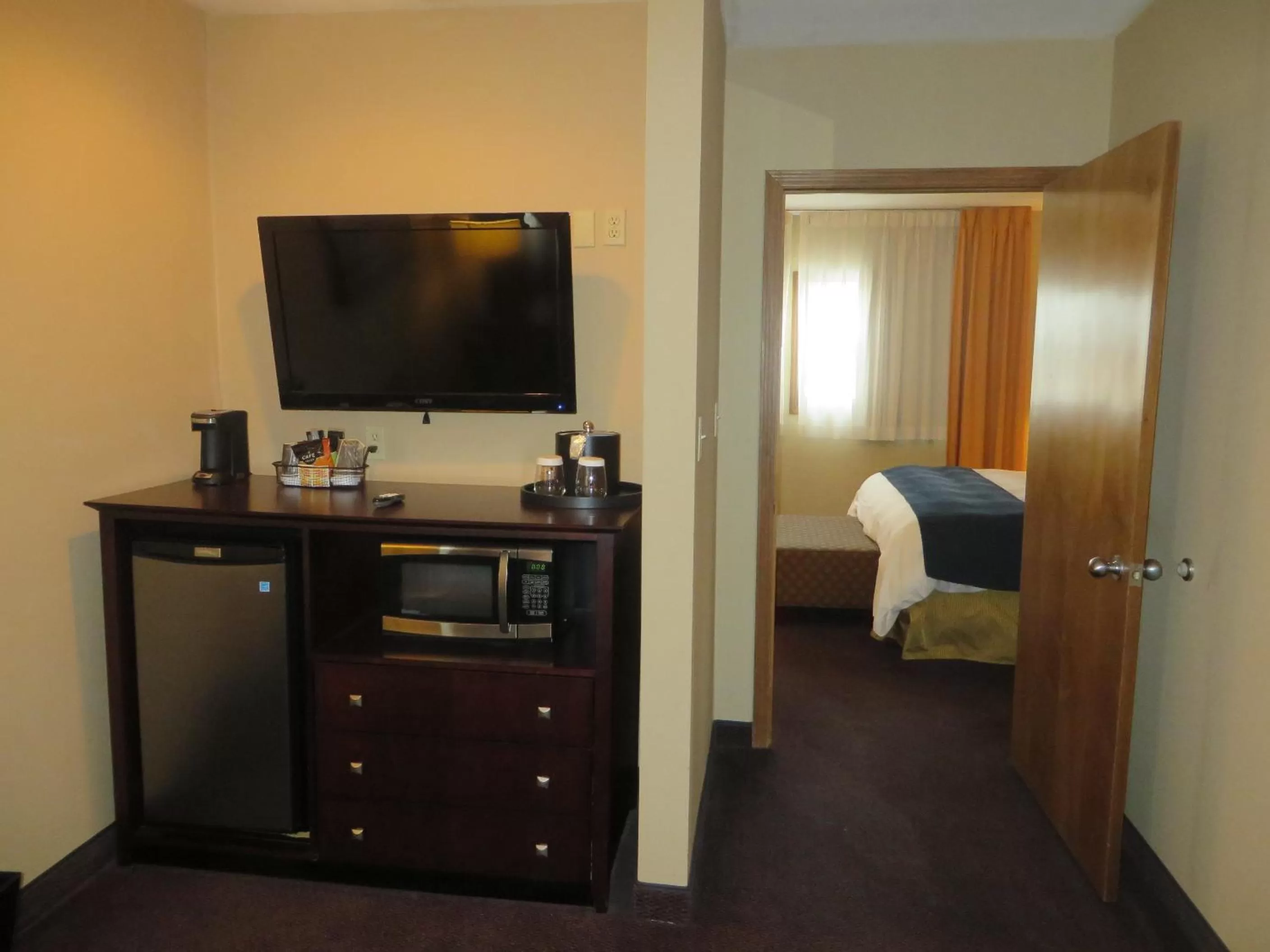 TV and multimedia, Bed in Ivy Court Inn and Suites