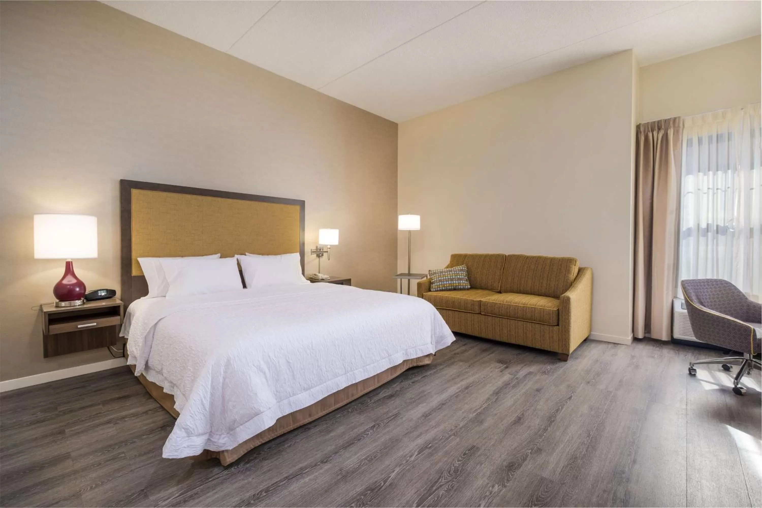 Living room, Bed in Hampton Inn Waterville