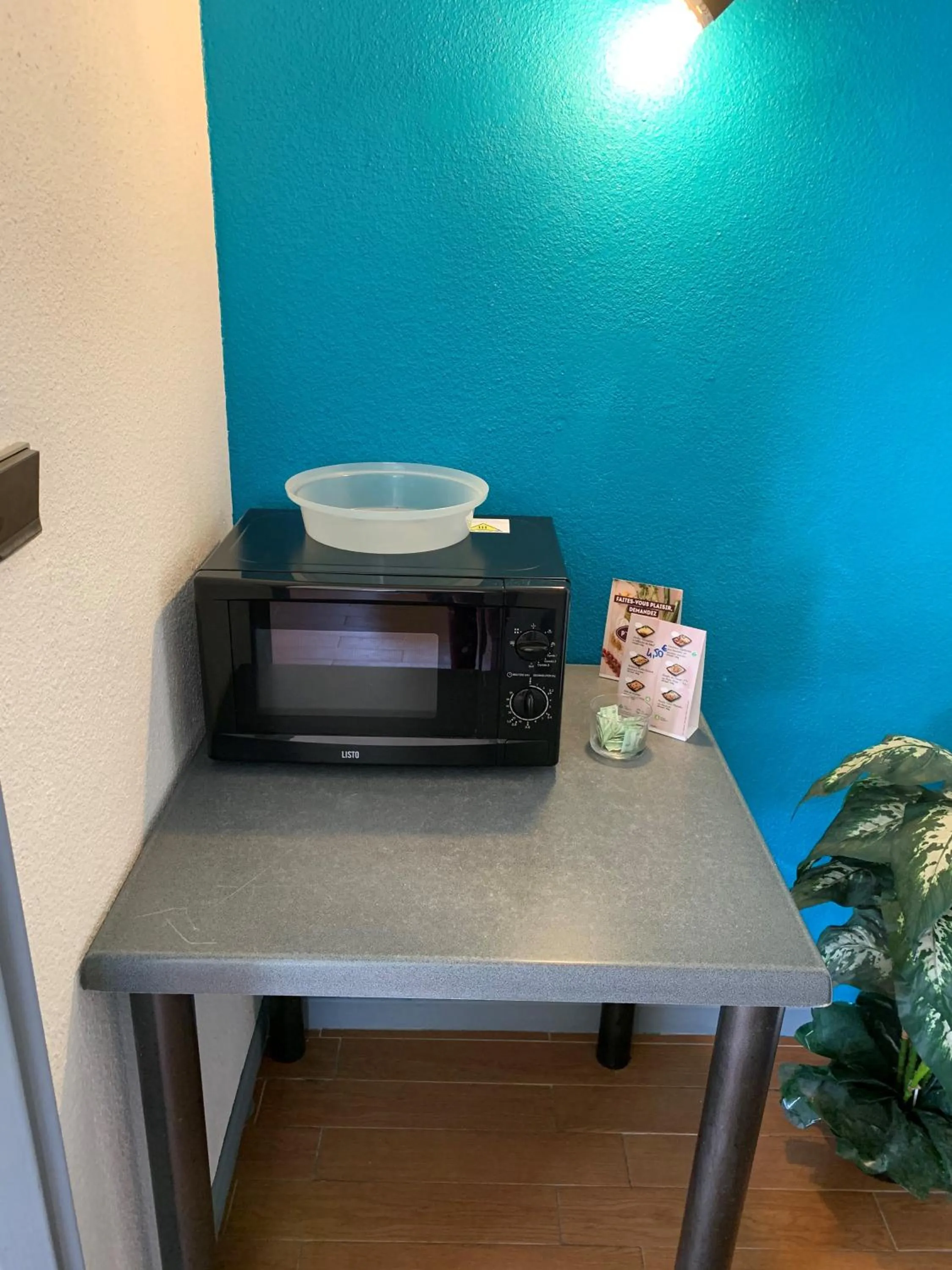 Communal lounge/ TV room in initial by balladins Tours Sud