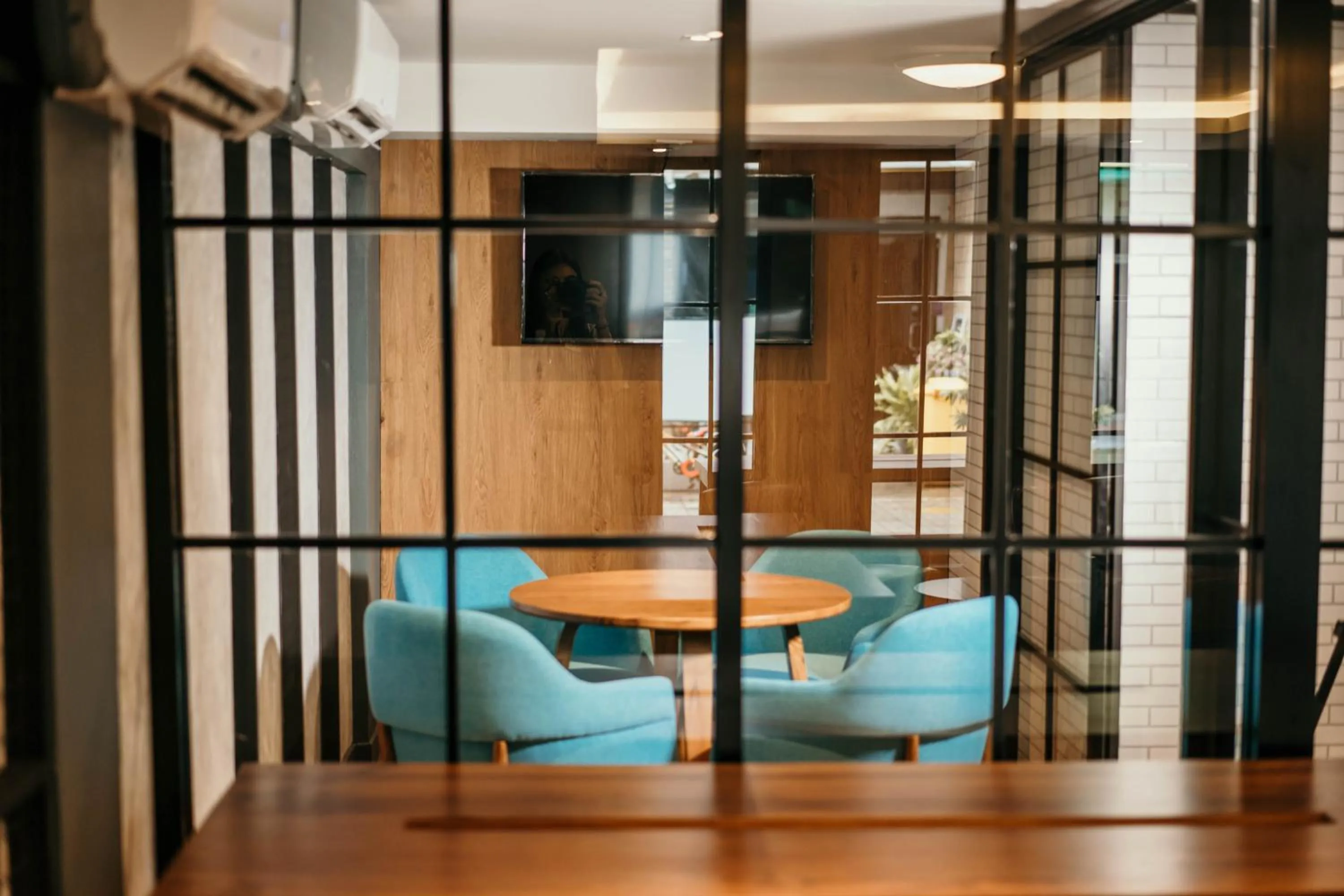 Communal lounge/ TV room in BH Baan Paradise Hotel Patong