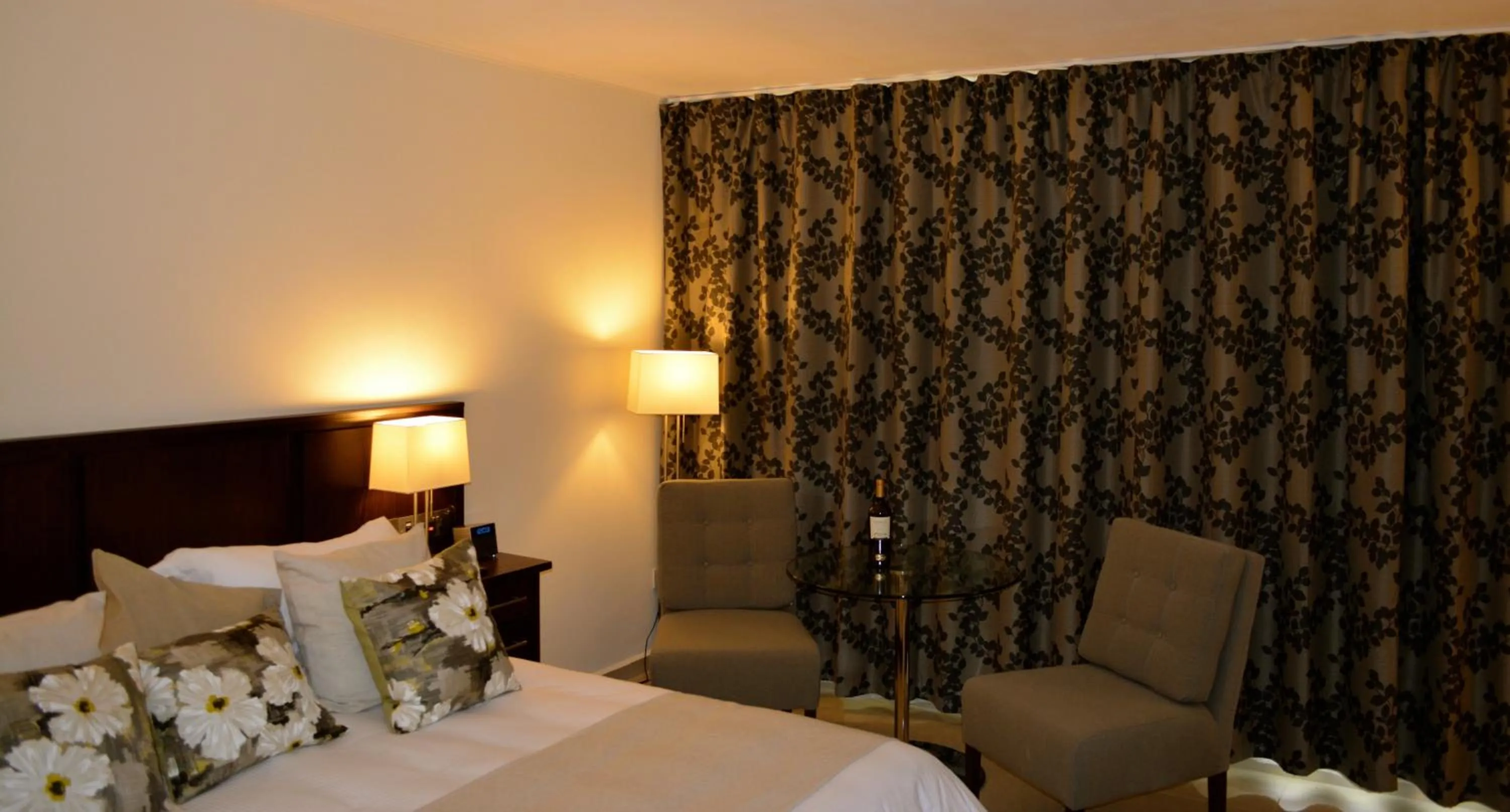 Seating area, Bed in New Brookfields Hotel