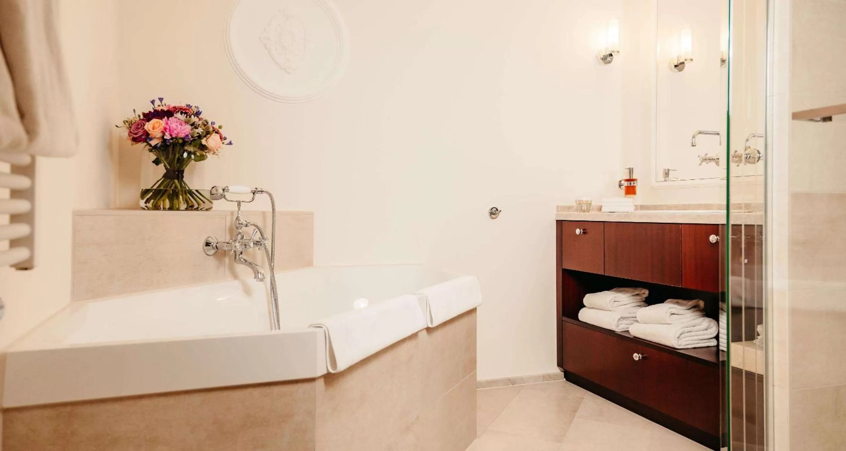 Bathroom, Bed in Grand Hotel Karel V