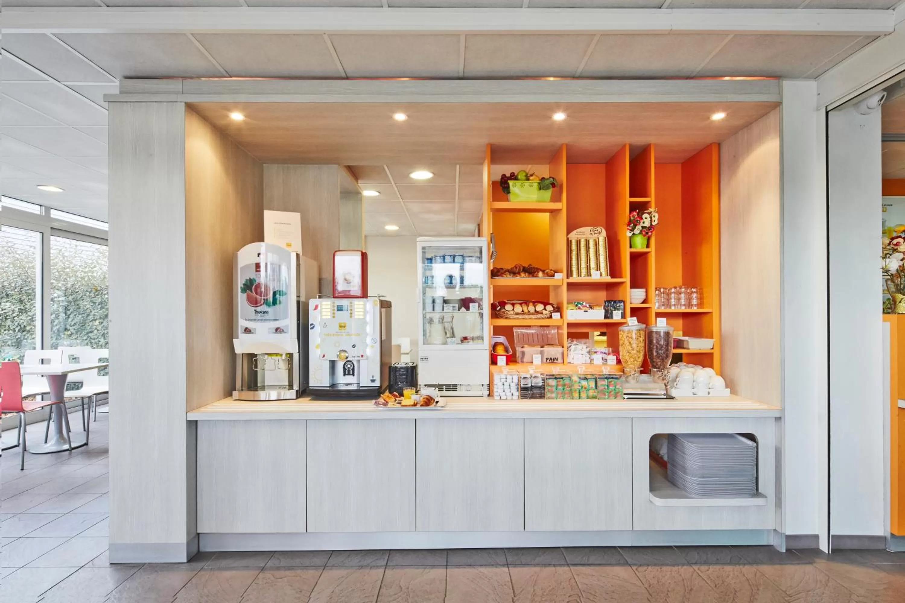 Food and drinks in Premiere Classe Avignon Parc Des Expositions