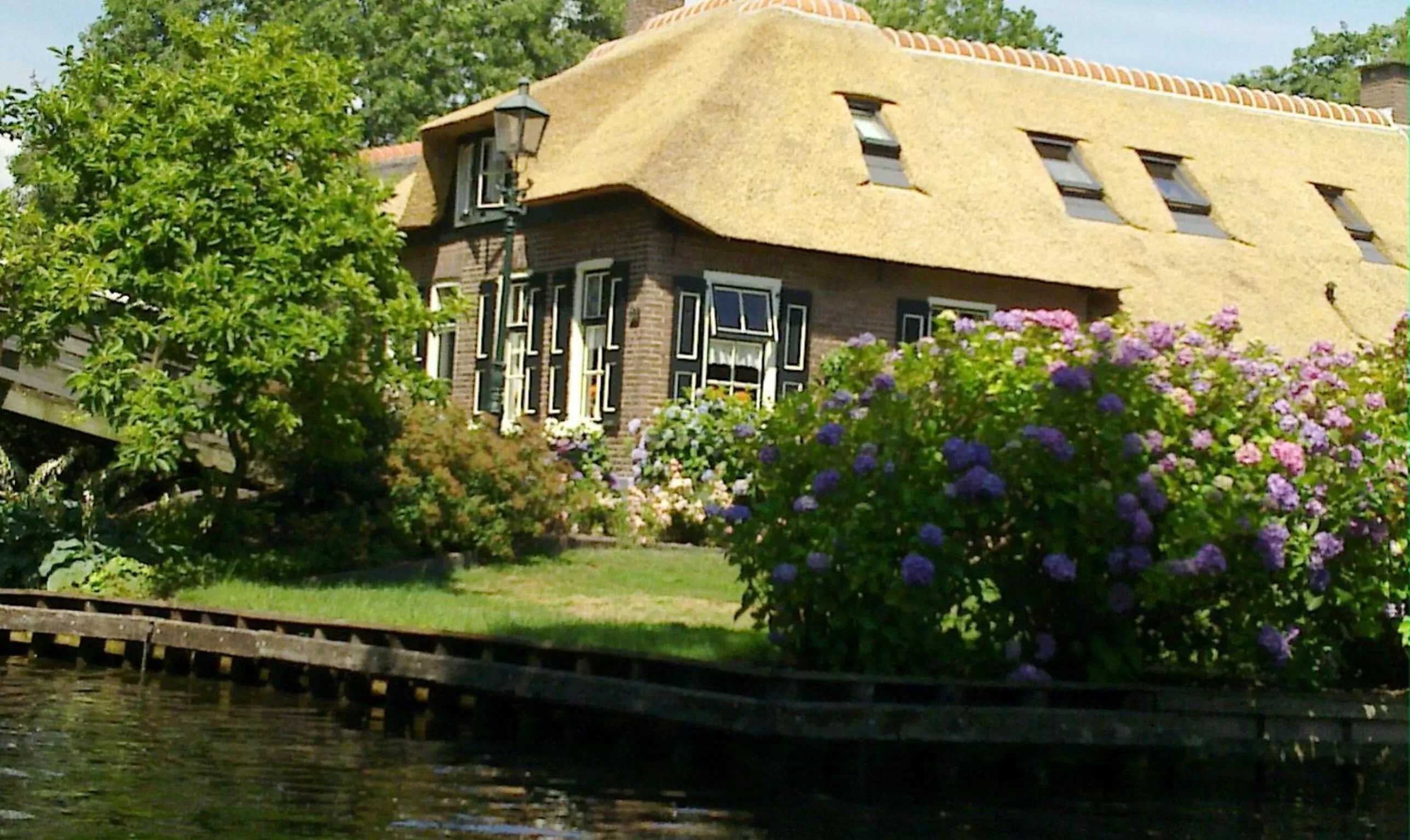 Property building in De Dames Van De Jonge Hotel Restaurant