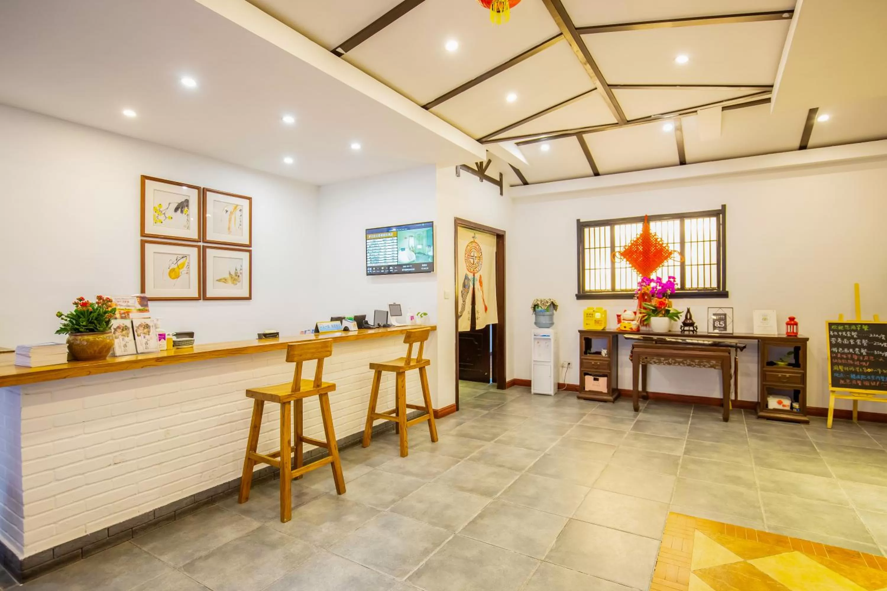 Lobby or reception in Wenjun Courtyard Hotel---3mins walk from Tonghuimen metro station ,next to People`s Park, fluent English service ,travel agency
