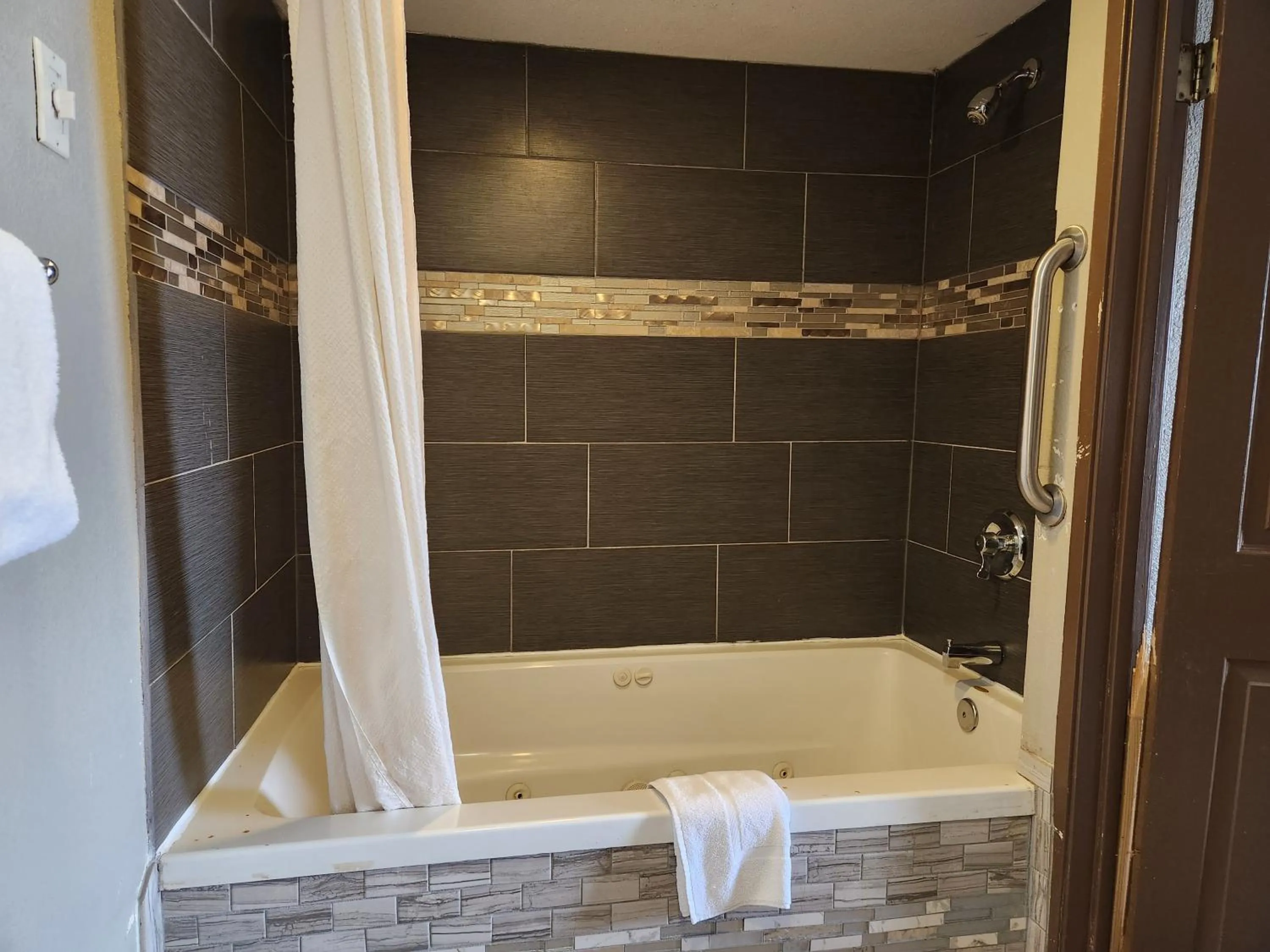 Shower in Americas Best Value Inn and Suites Little Rock