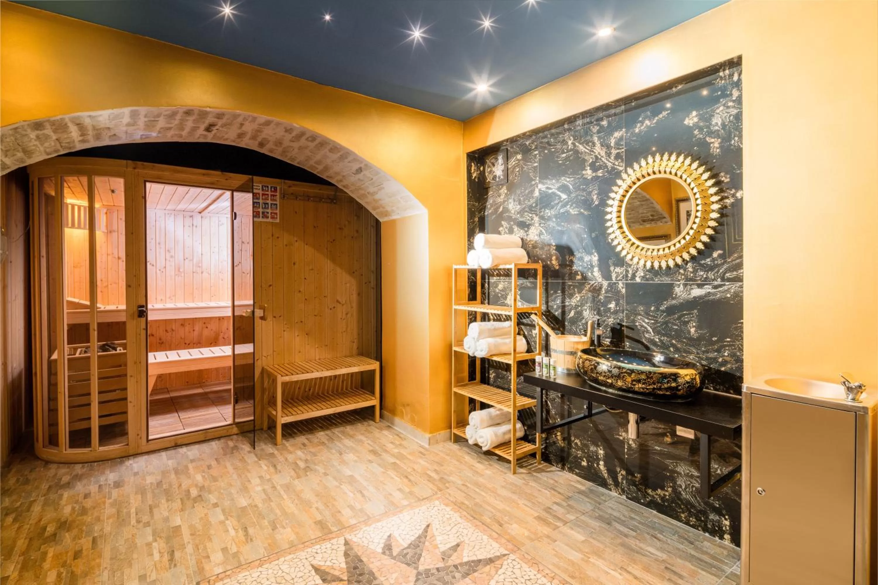 Sauna, Bed in Best Western Plus Celebrity Suites