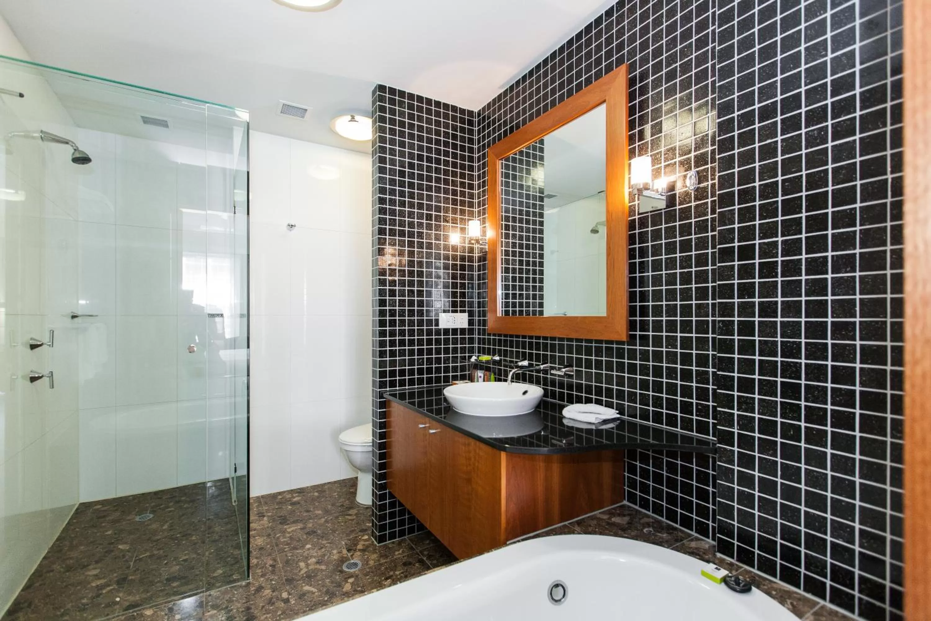 Bathroom in Majestic Roof Garden Hotel