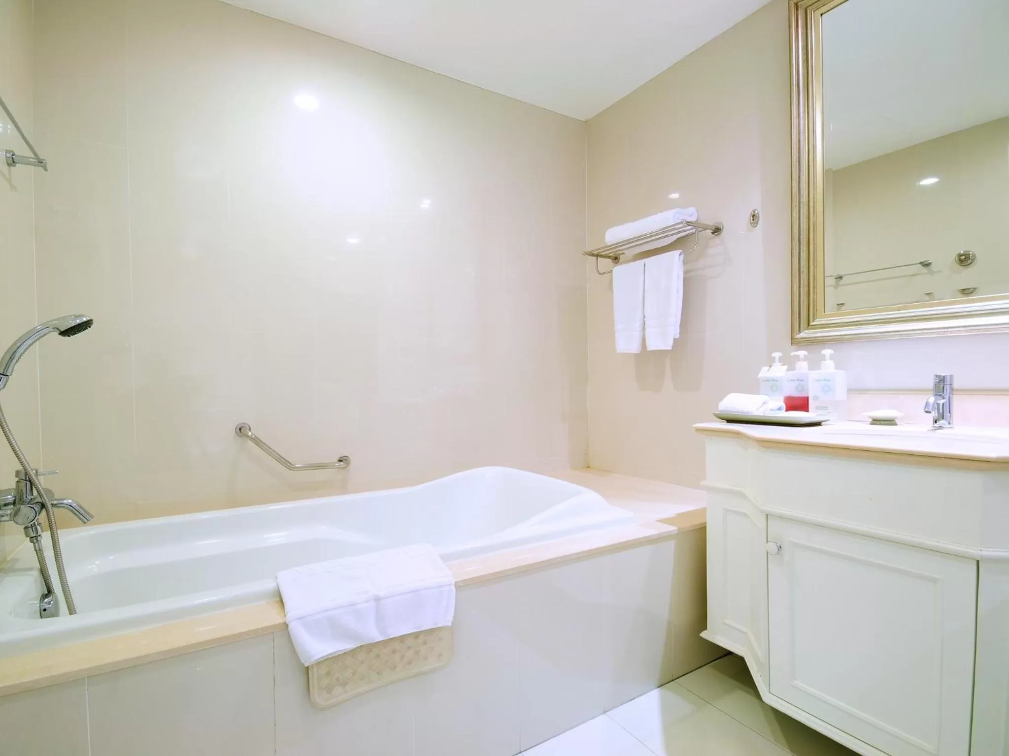 Deluxe Suite in Centre Point Silom