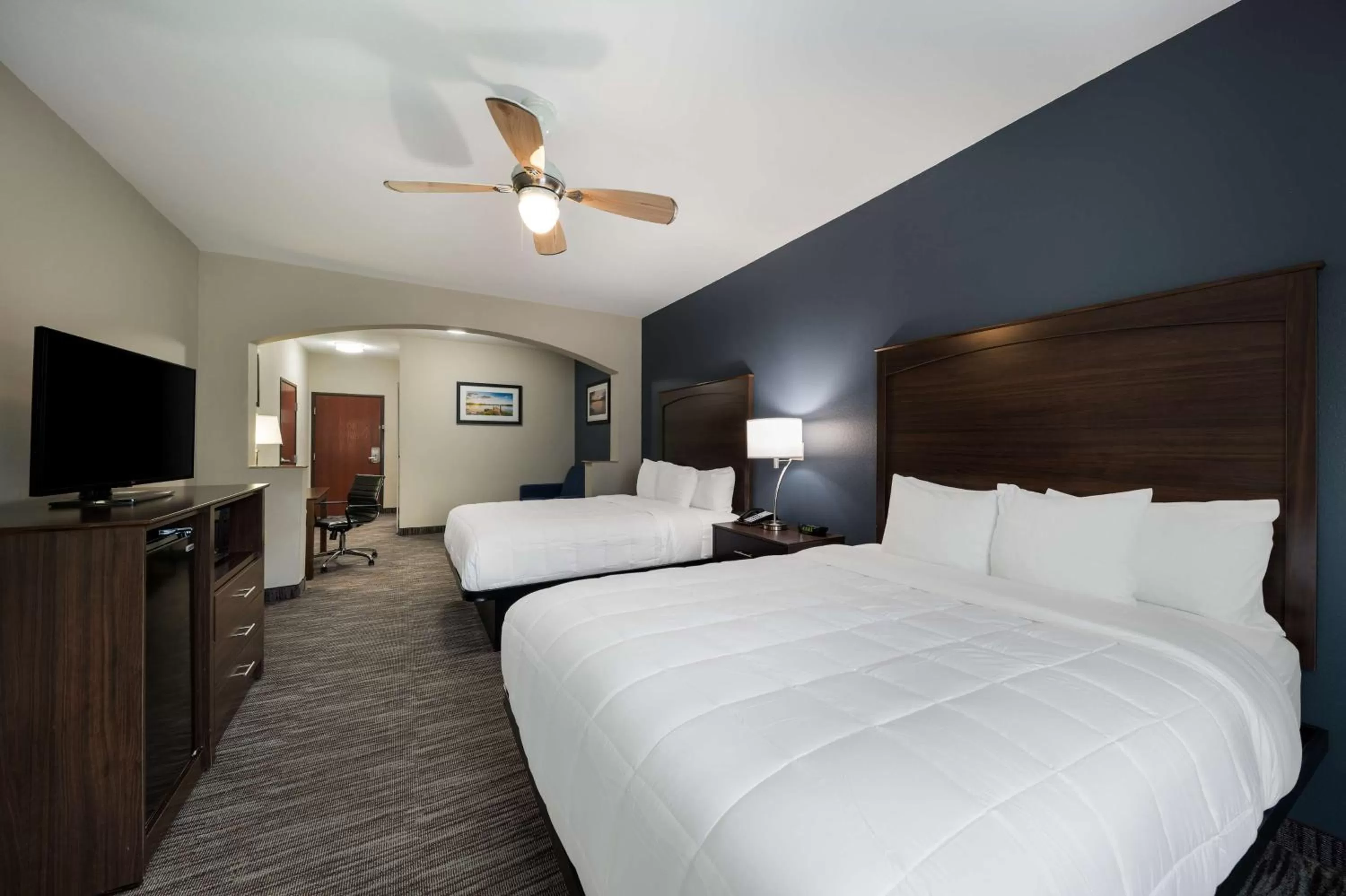 Photo of the whole room, Bed in Best Western Plus Lake Dallas Inn & Suites