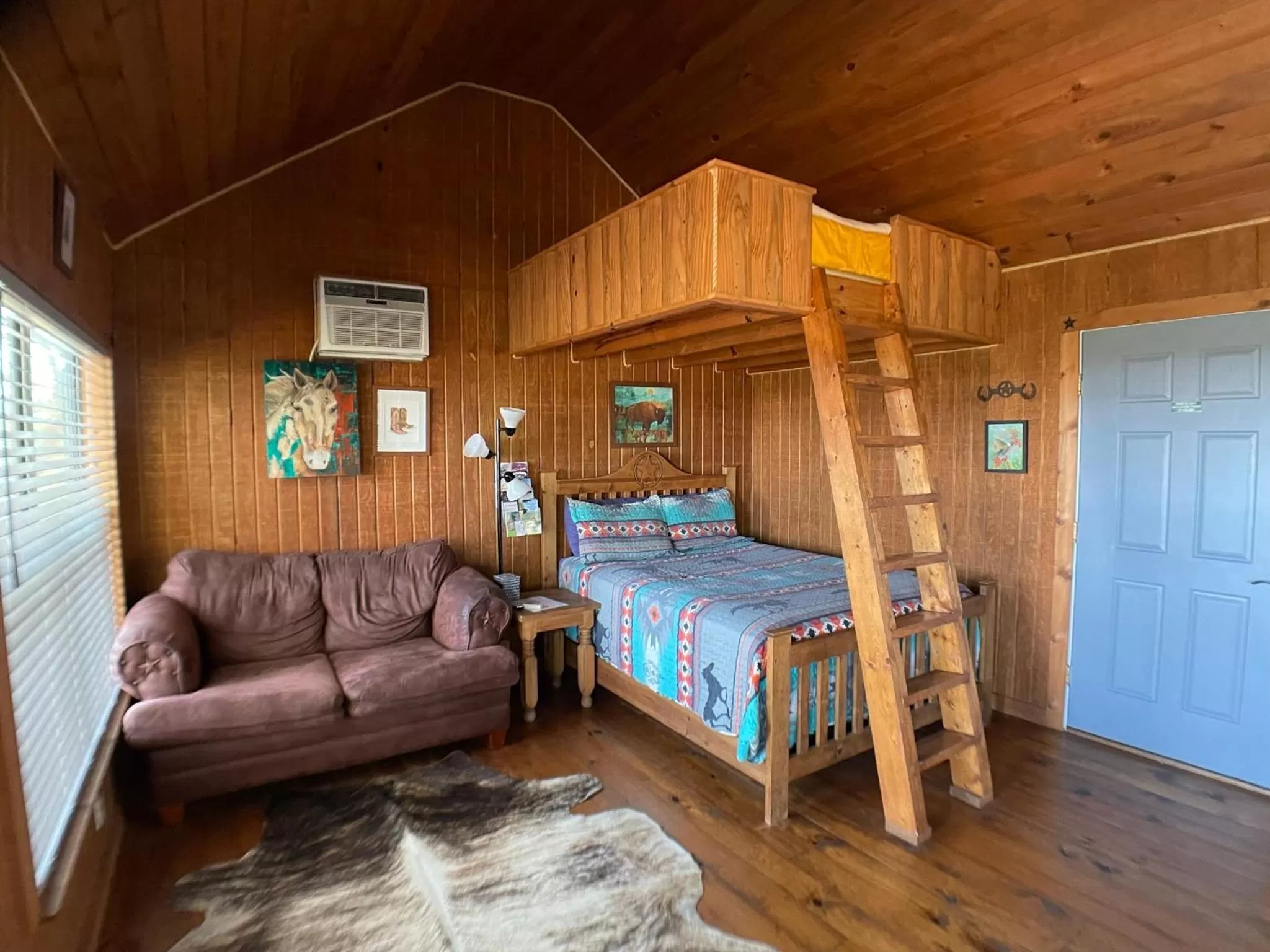Living room in Walnut Canyon Cabins
