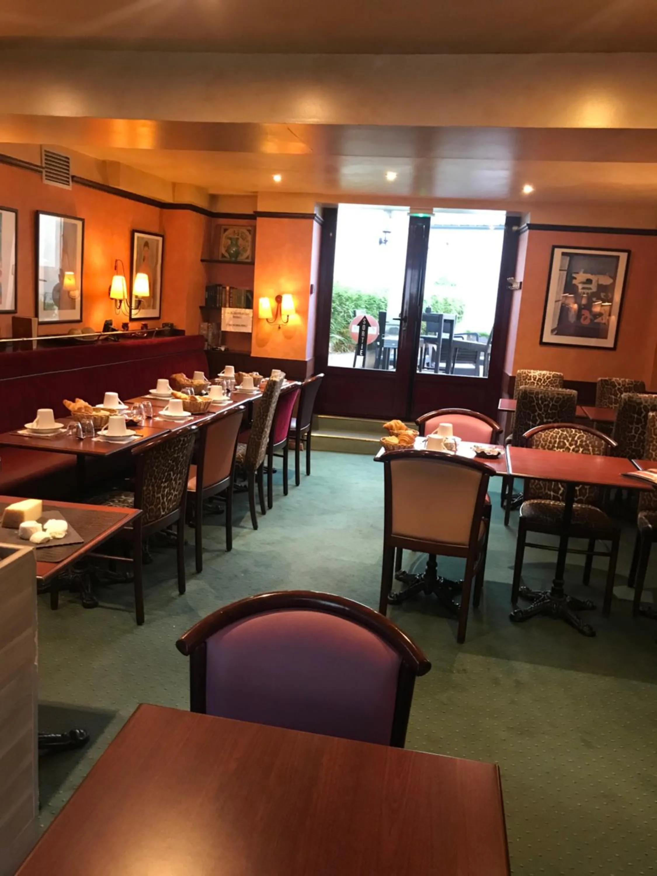 Living room in Logis hôtel Au Relais Nivernais