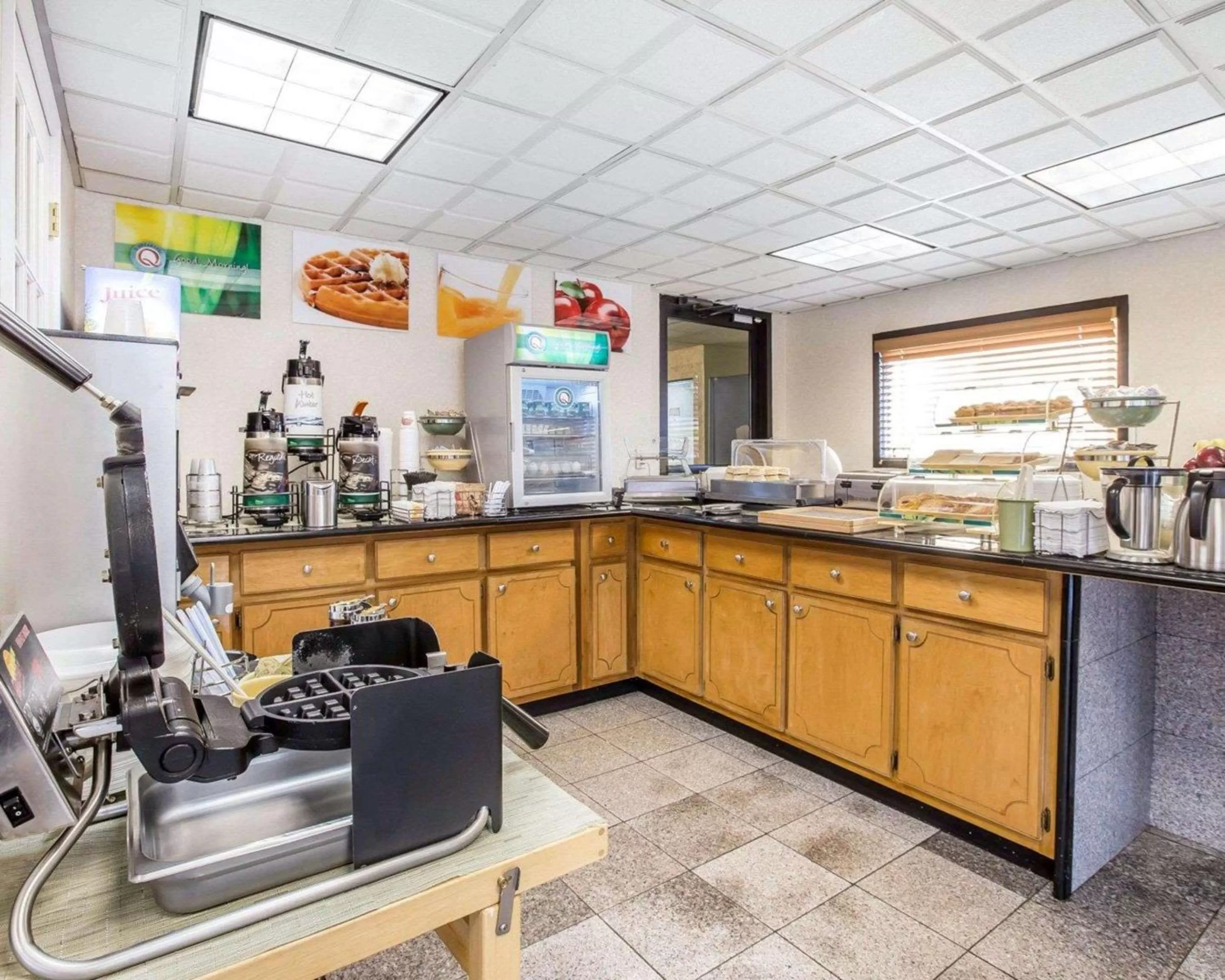 Restaurant/places to eat in Quality Inn Macon West