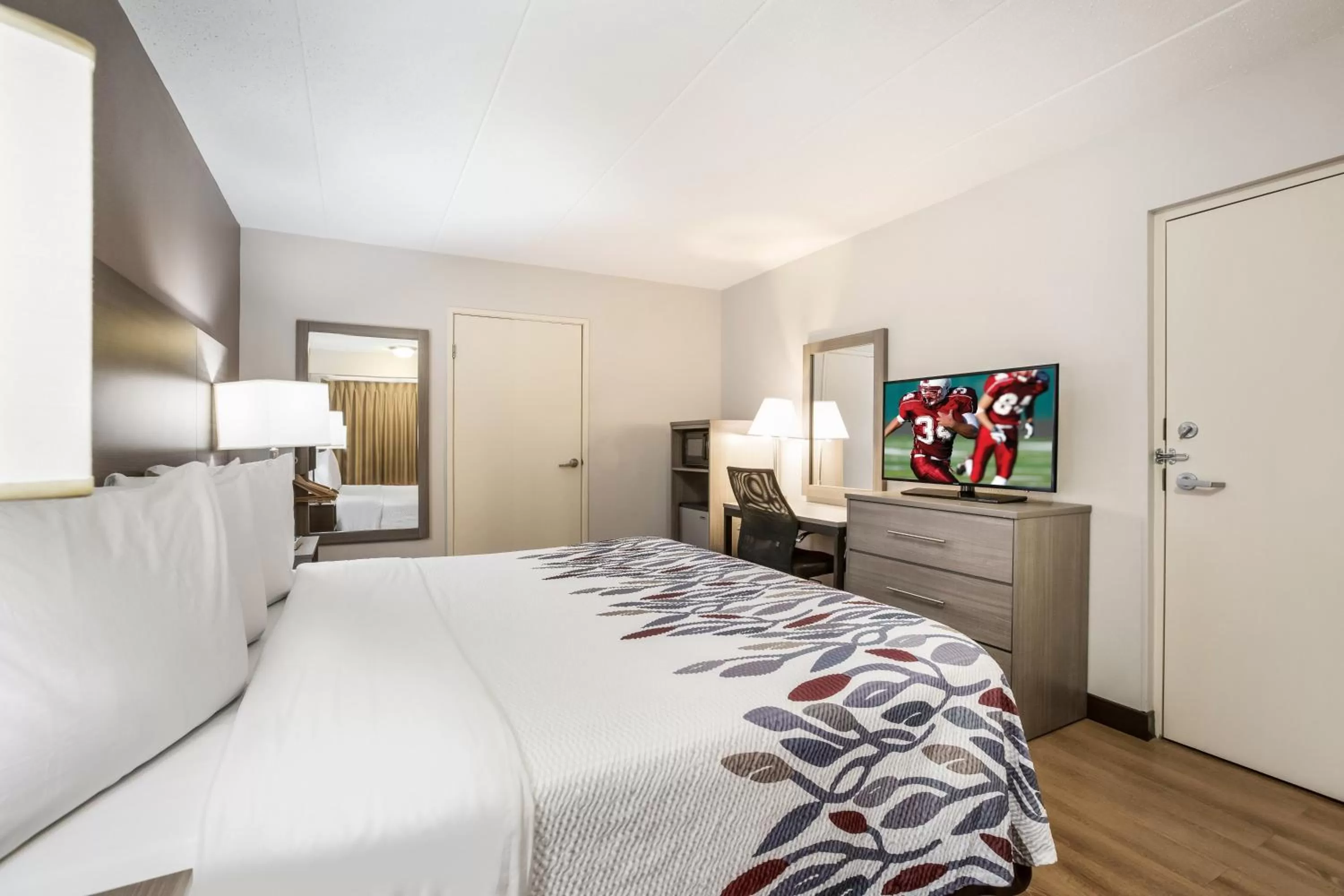 Photo of the whole room, Bed in Red Roof Inn Lansing West - MSU