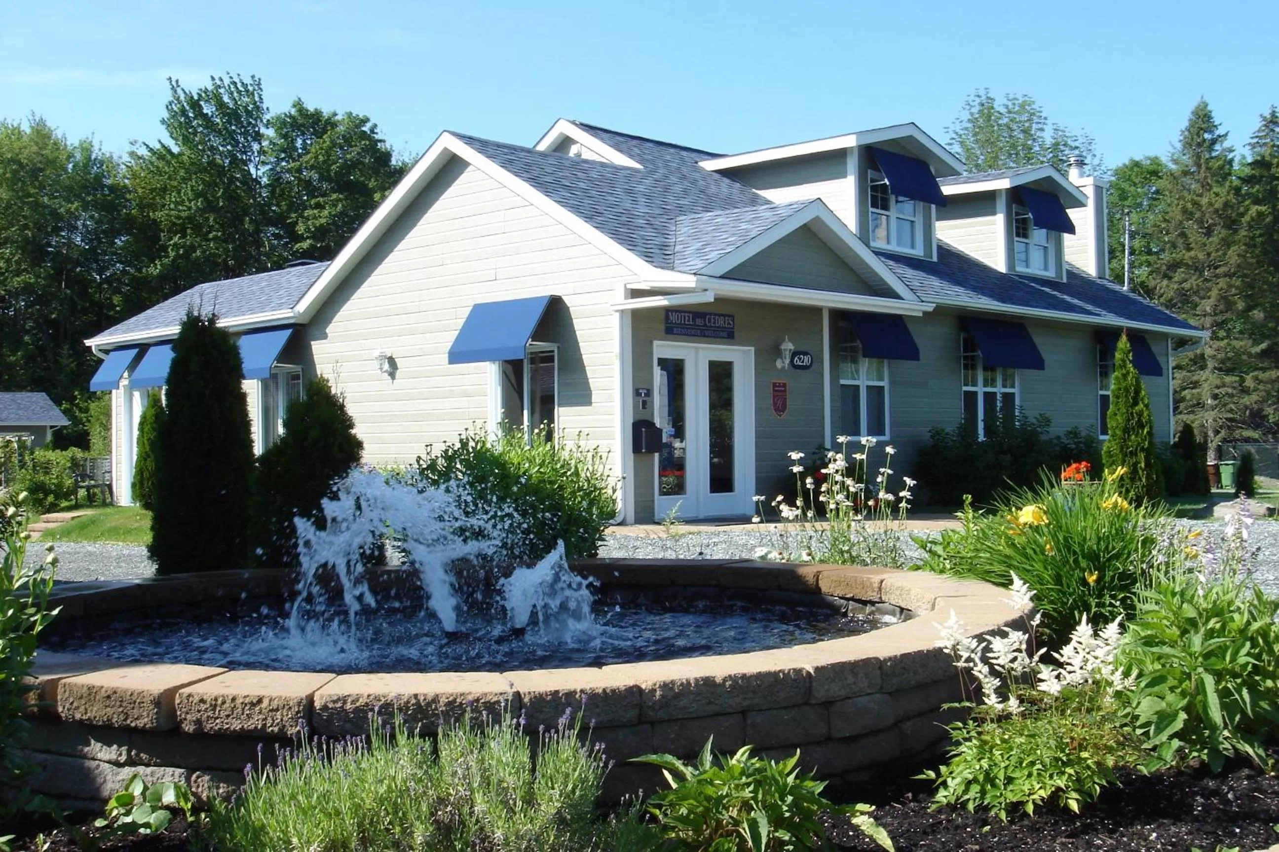 Property building in Motel des Cèdres
