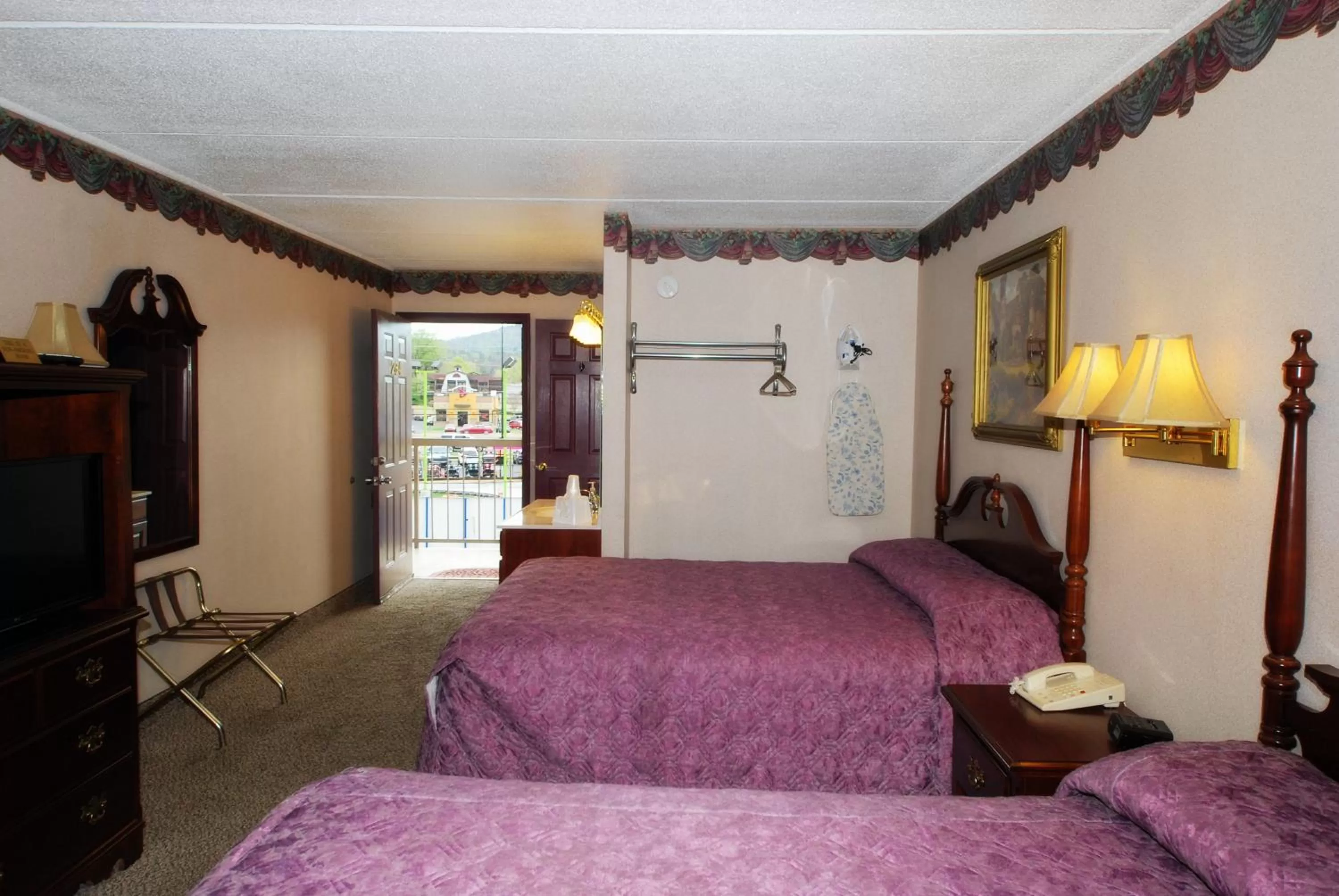 Photo of the whole room, Bed in Rivergate Mountain Lodge