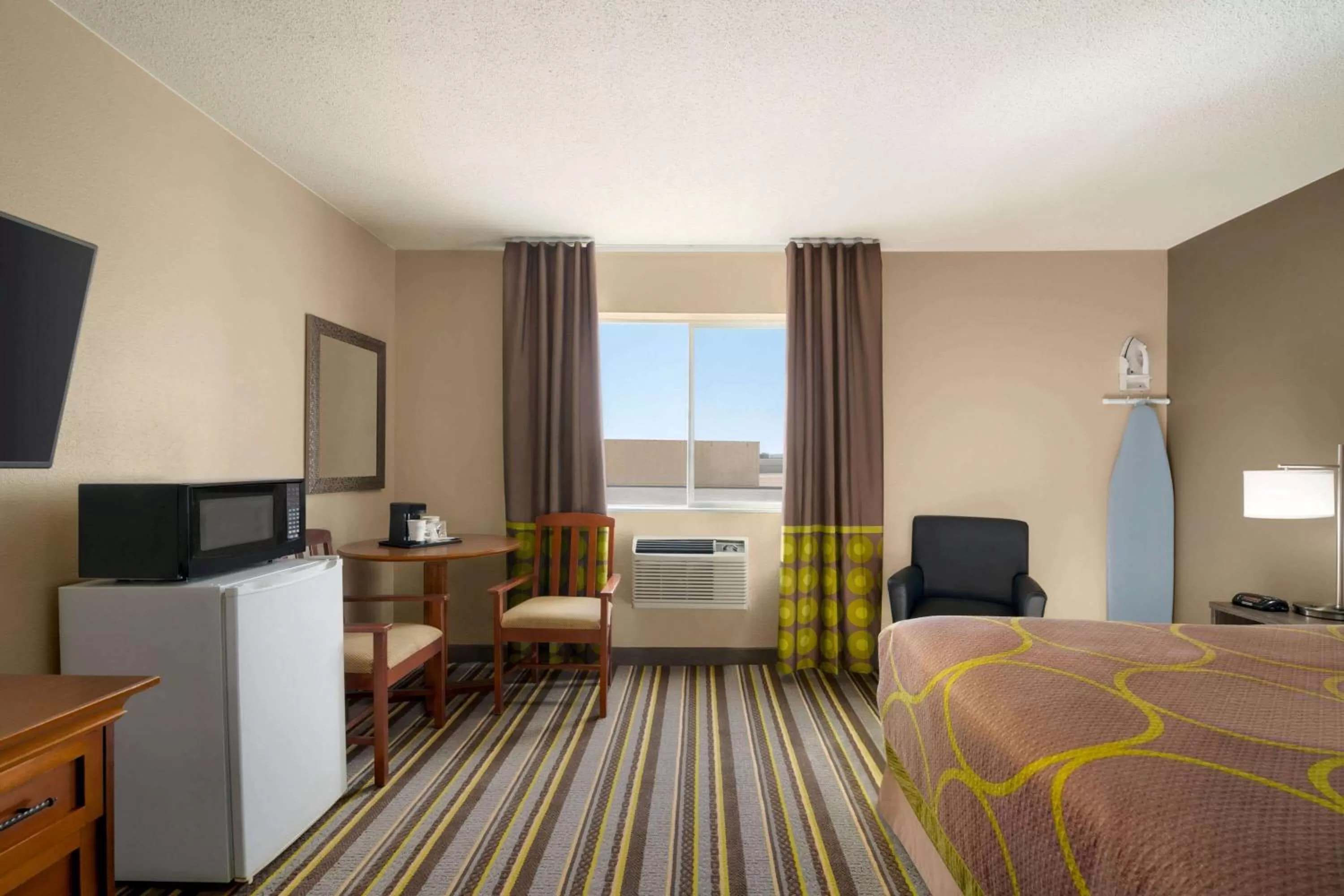 Photo of the whole room, Bed in Super 8 by Wyndham Liberal KS