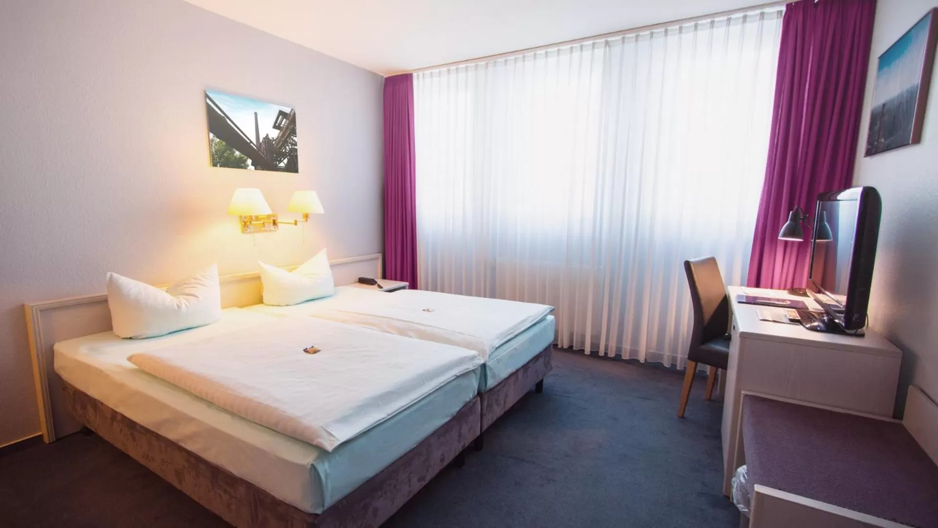 Photo of the whole room, Bed in Excelsior Bochum
