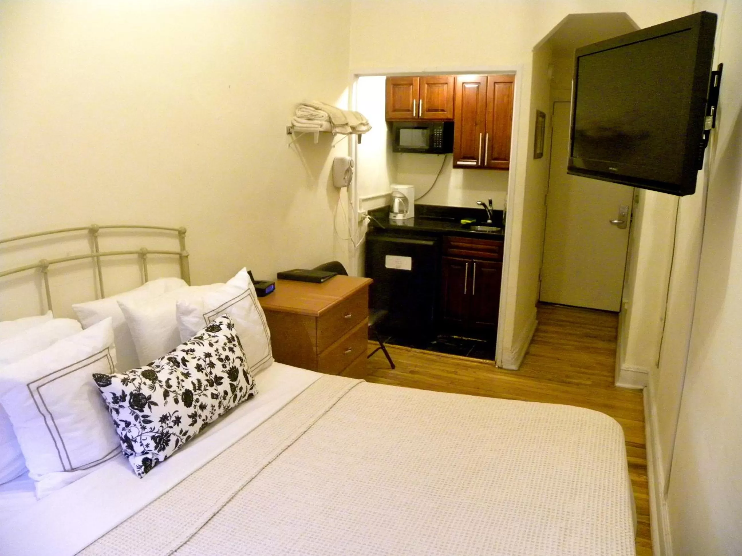 Coffee/tea facilities, Bed in Hotel 309