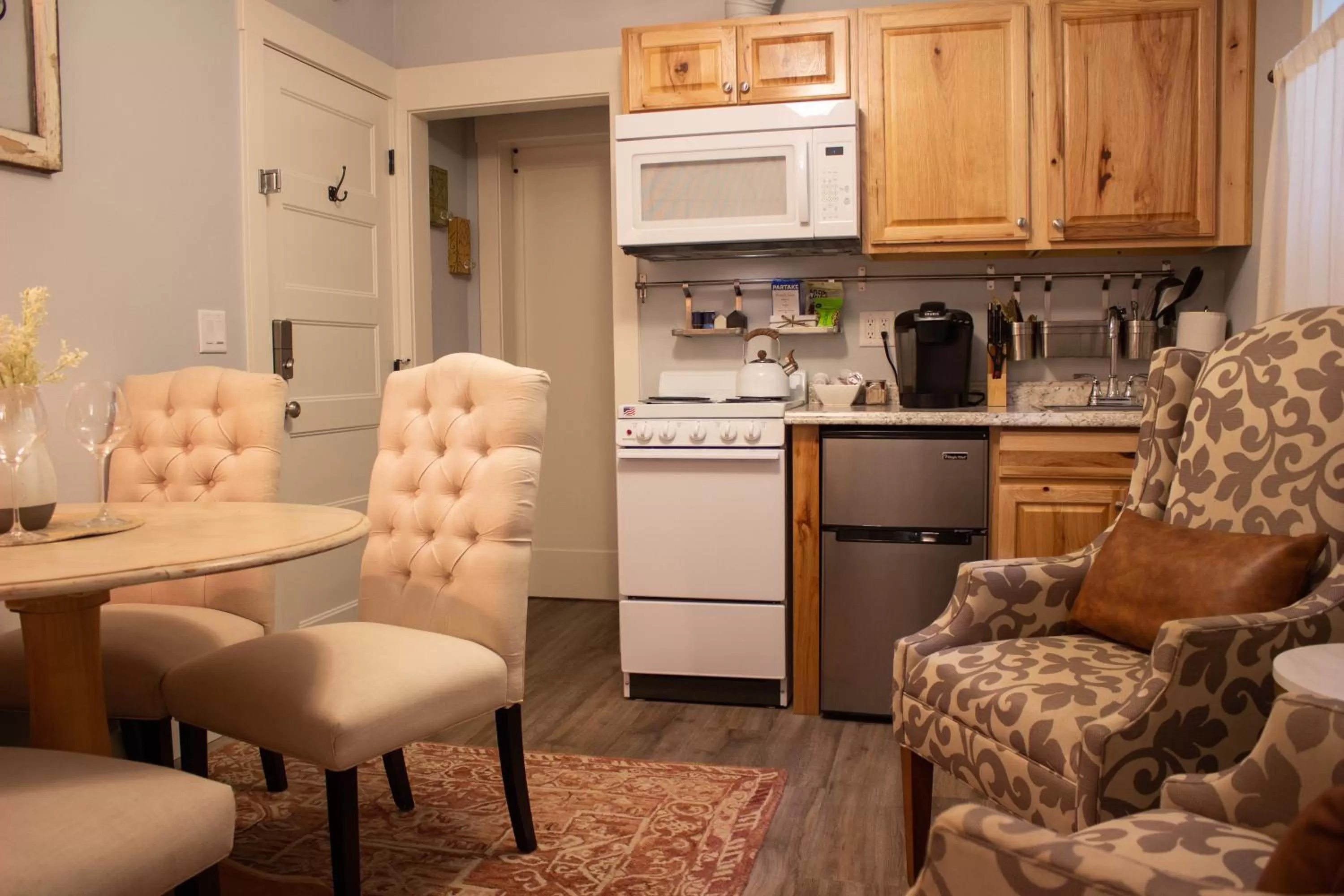 Kitchen or kitchenette, Kitchen/Kitchenette in Douglas On Third