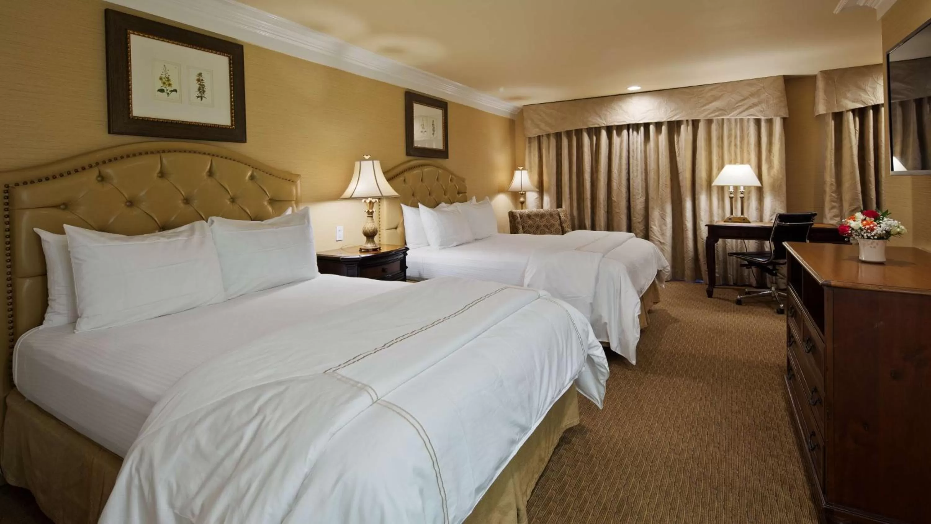 Photo of the whole room, Bed in Best Western Plus Sunset Plaza Hotel