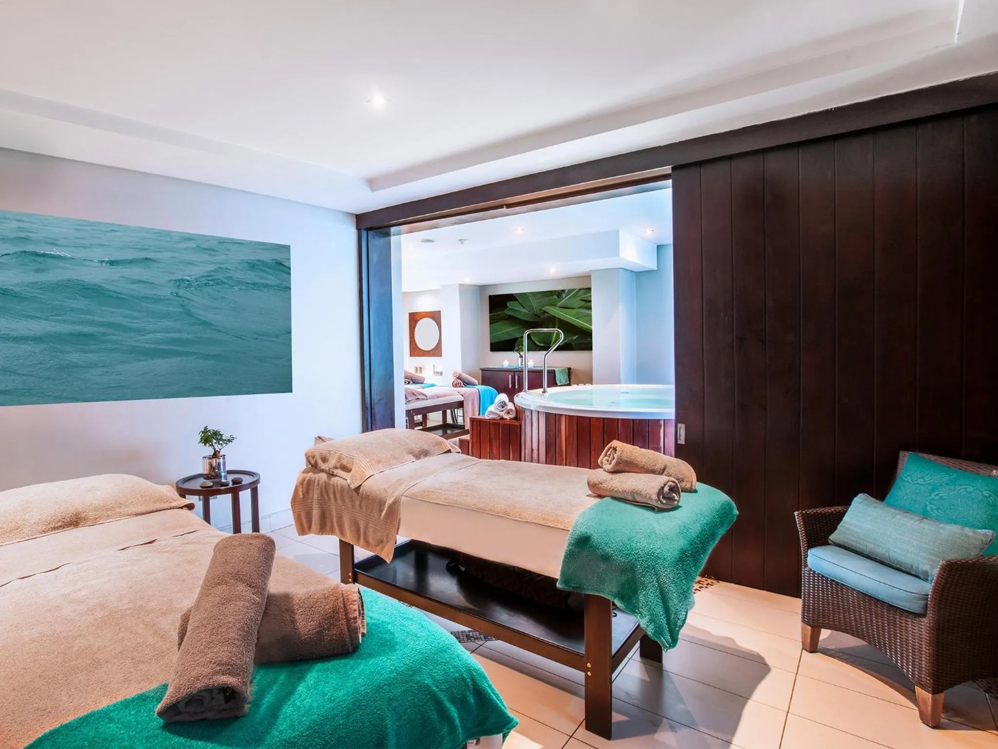 Hot Tub, Bed in The Fairway Hotel, Spa & Golf Resort