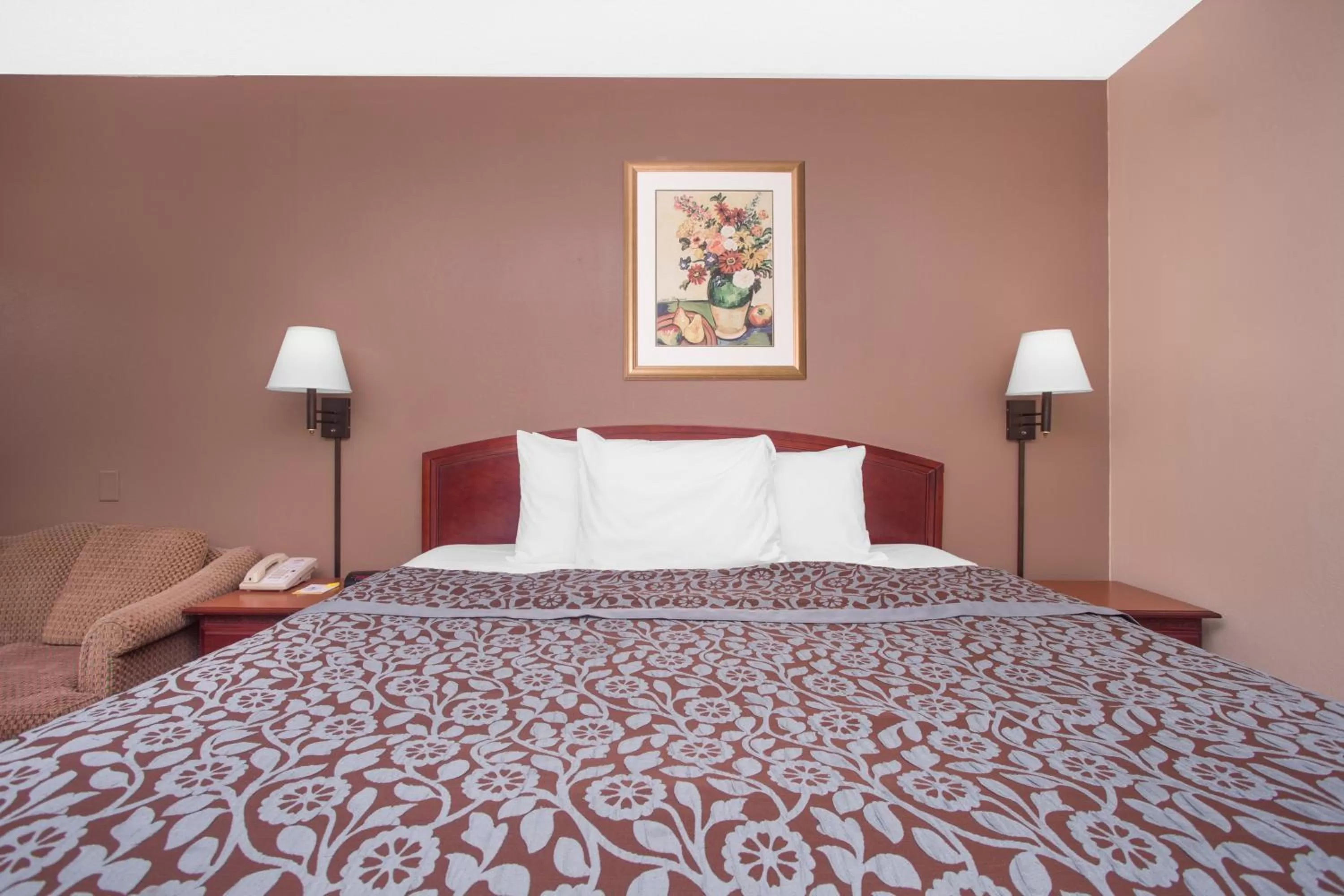 Bedroom, Bed in Days Inn by Wyndham Dublin GA