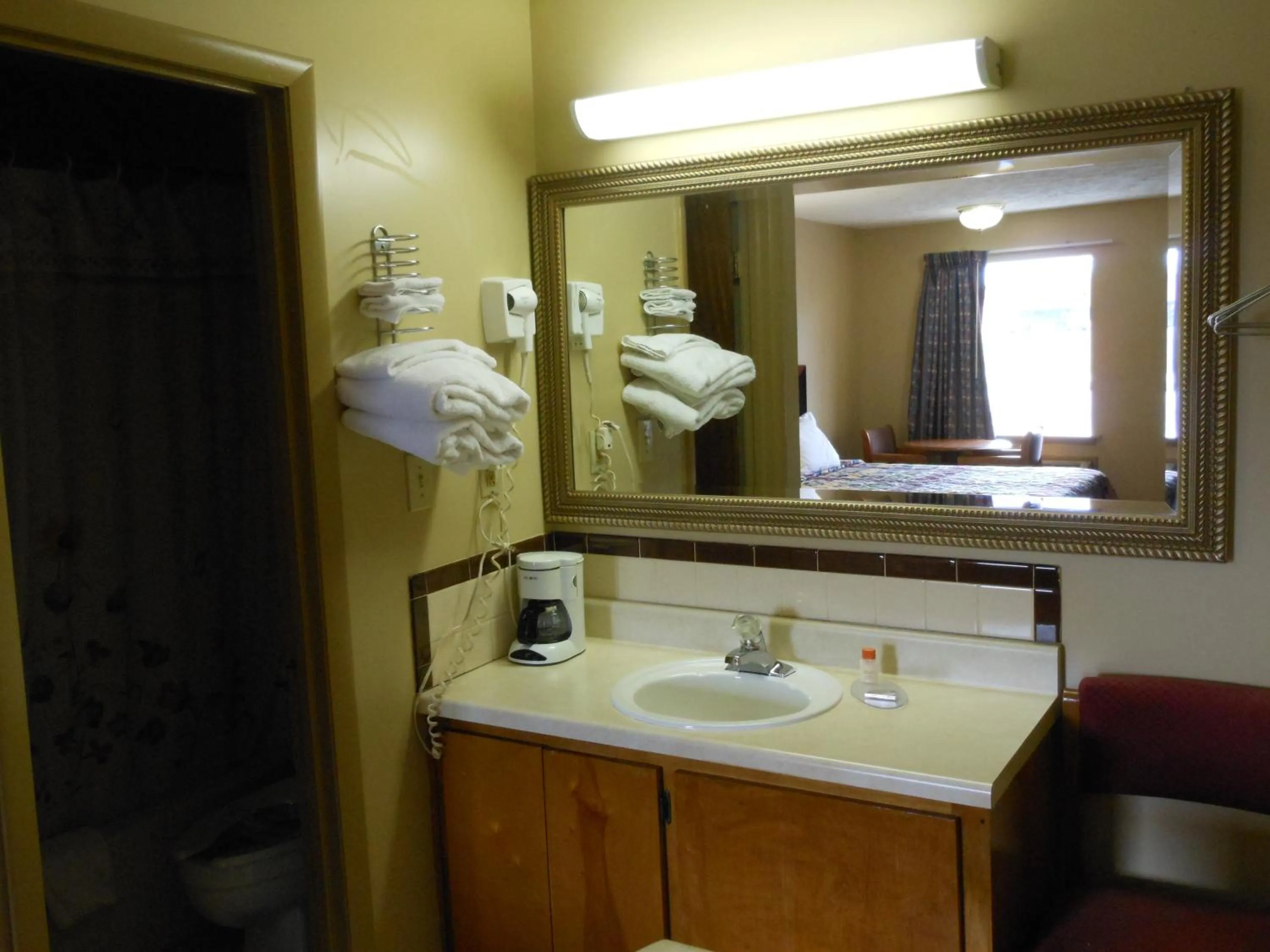 Area and facilities in McClellan Inn