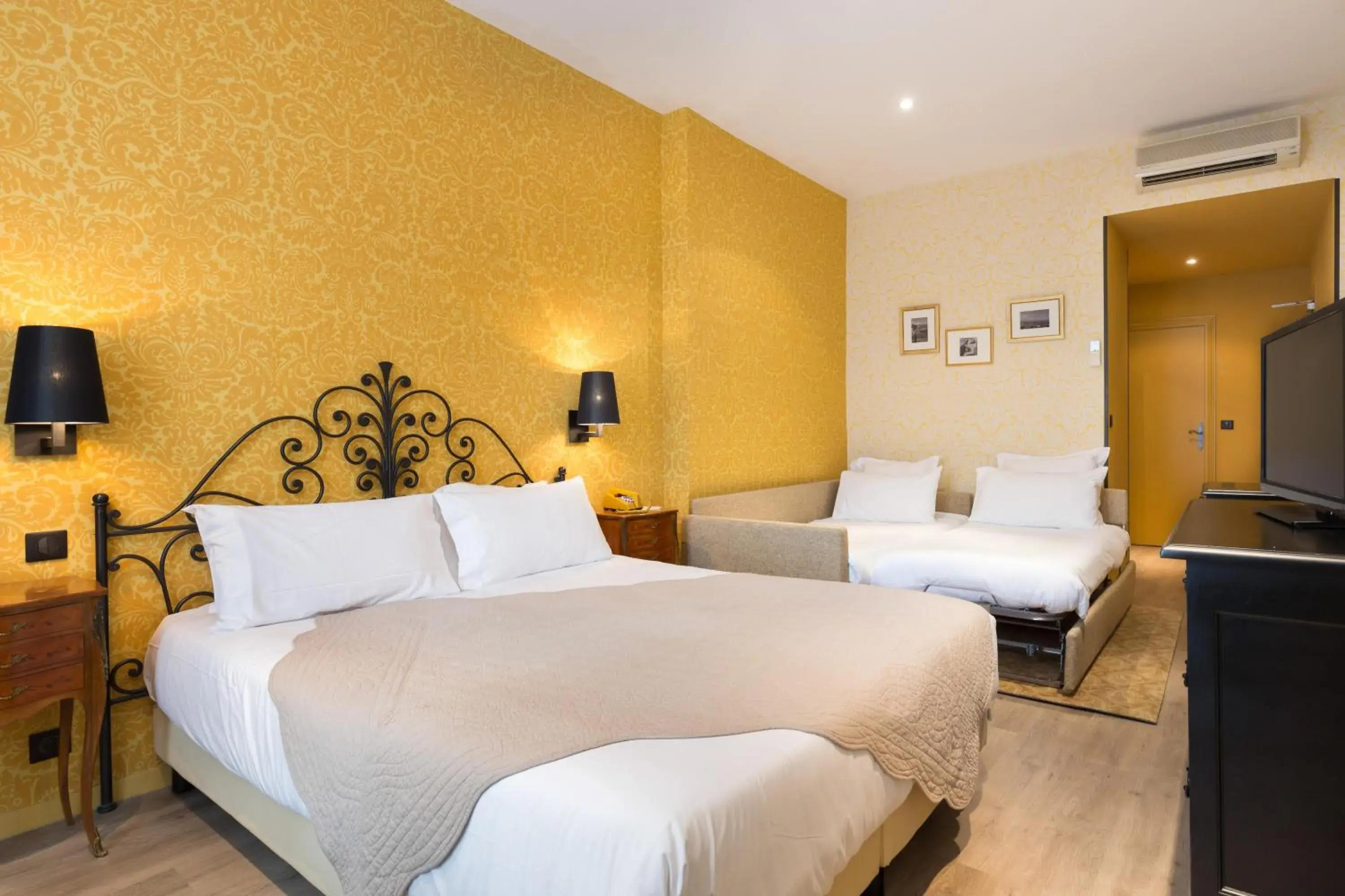 Family Room in Hotel Le Grimaldi by Happyculture Family Room in Hotel Le Grimaldi by Happyculture