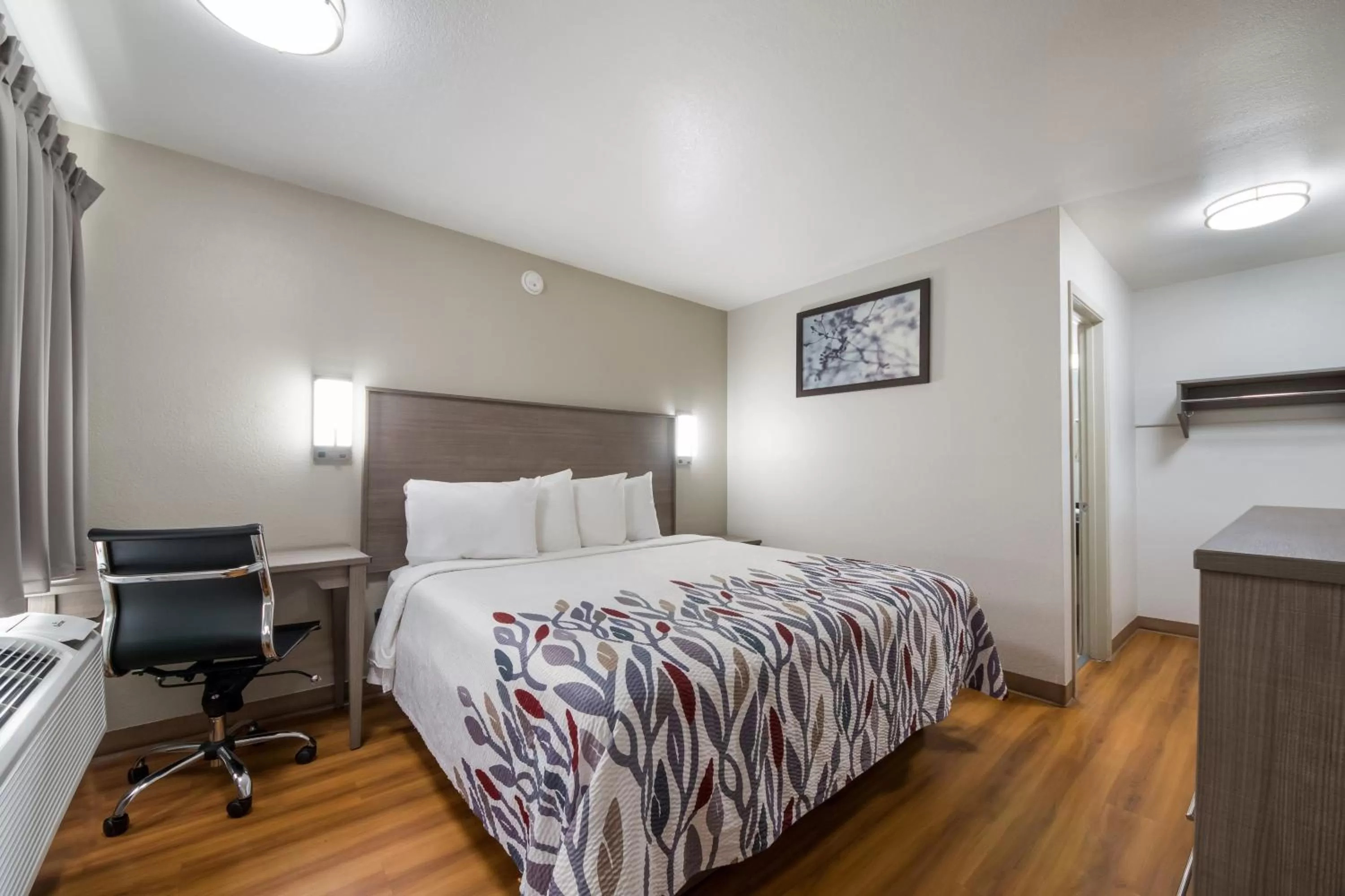 Photo of the whole room, Bed in Red Roof Inn San Antonio E - Frost Bank Center