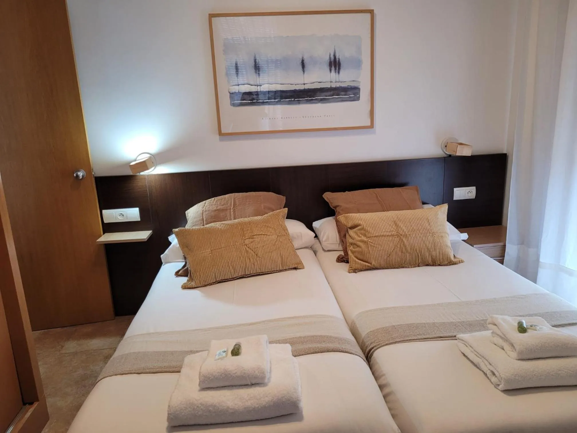 Bed in Living Valencia Apartments - Merced