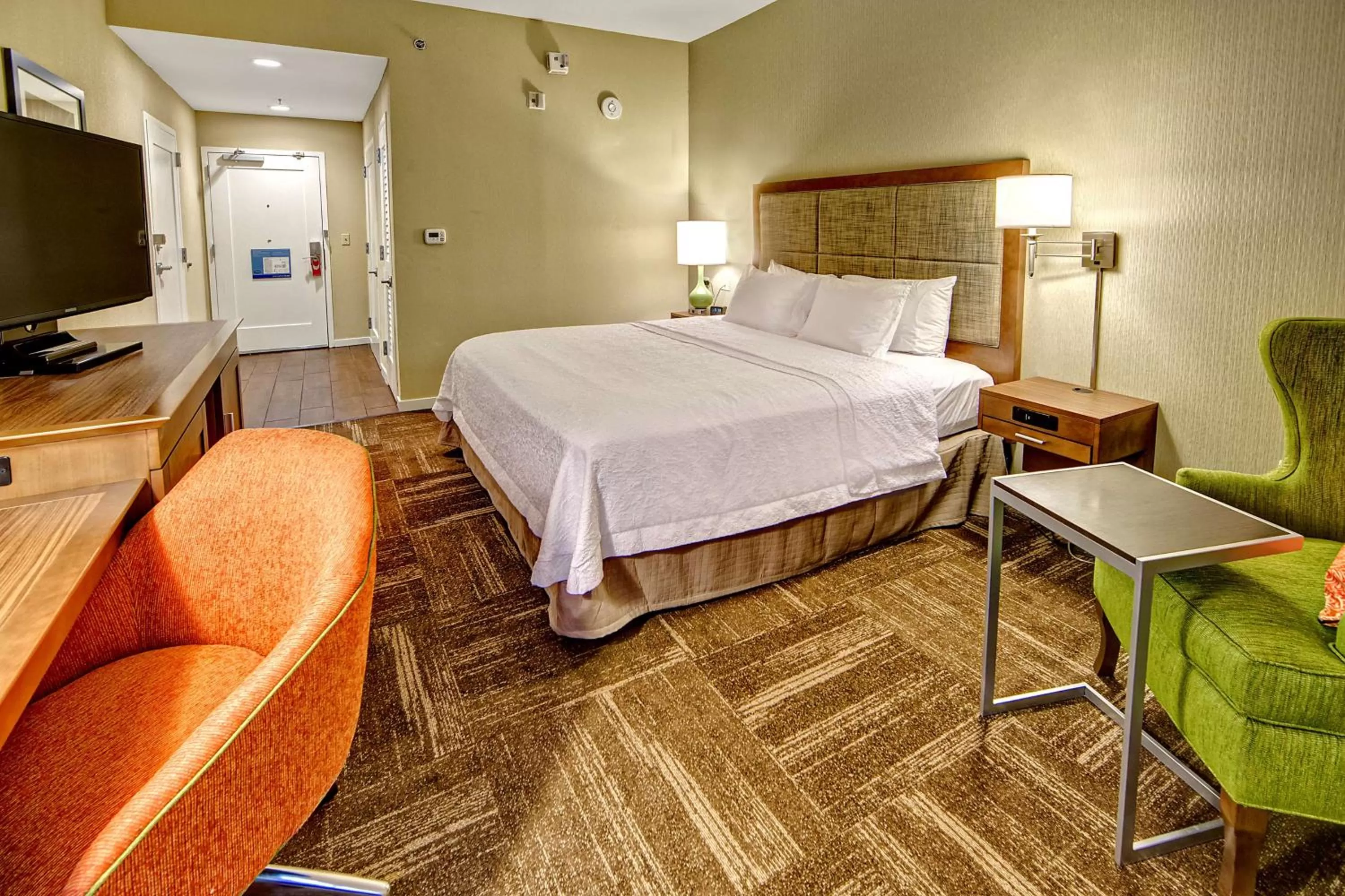 Bed in Hampton Inn and Suites Asheville Airport