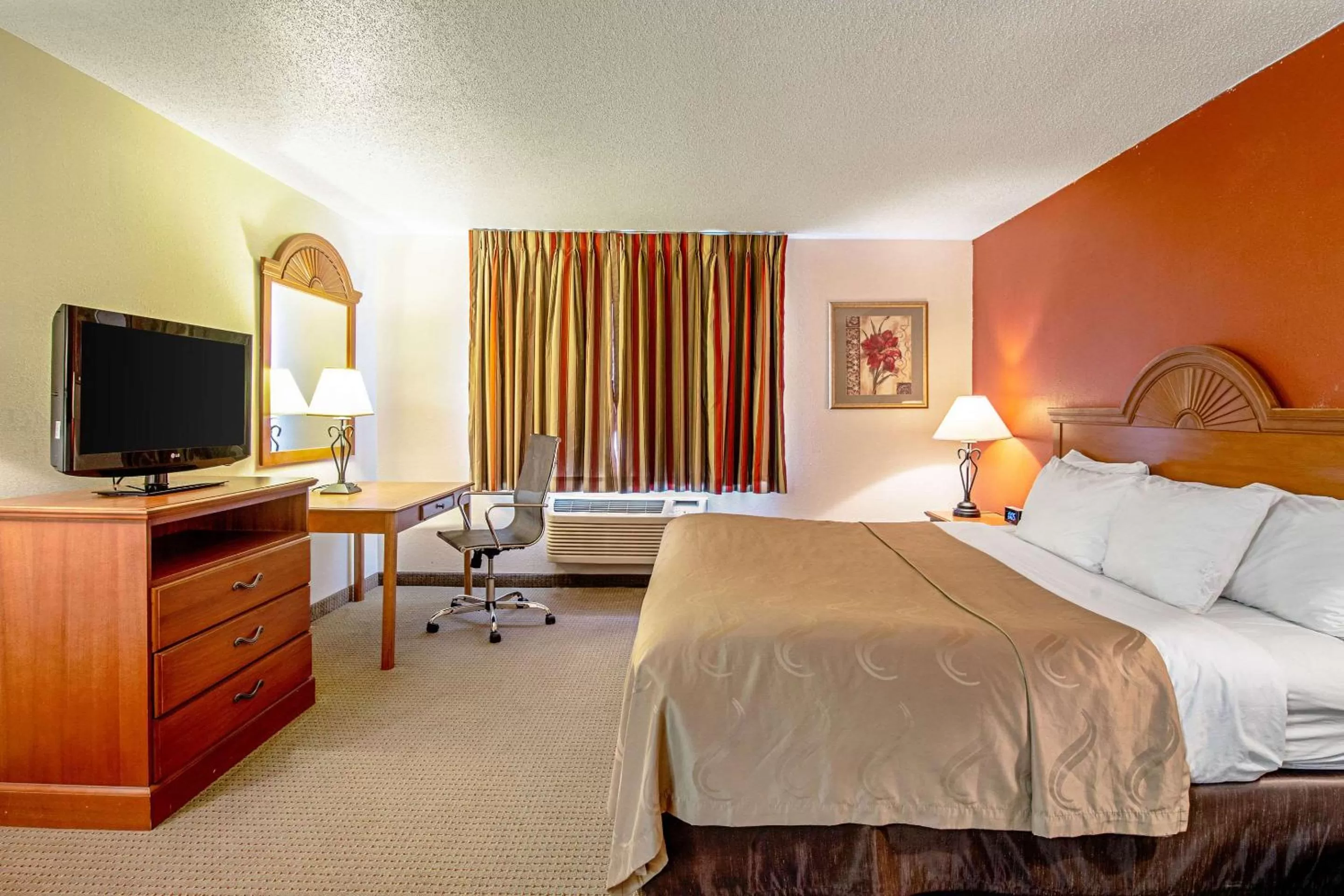 Photo of the whole room, Bed in Quality Inn Aberdeen