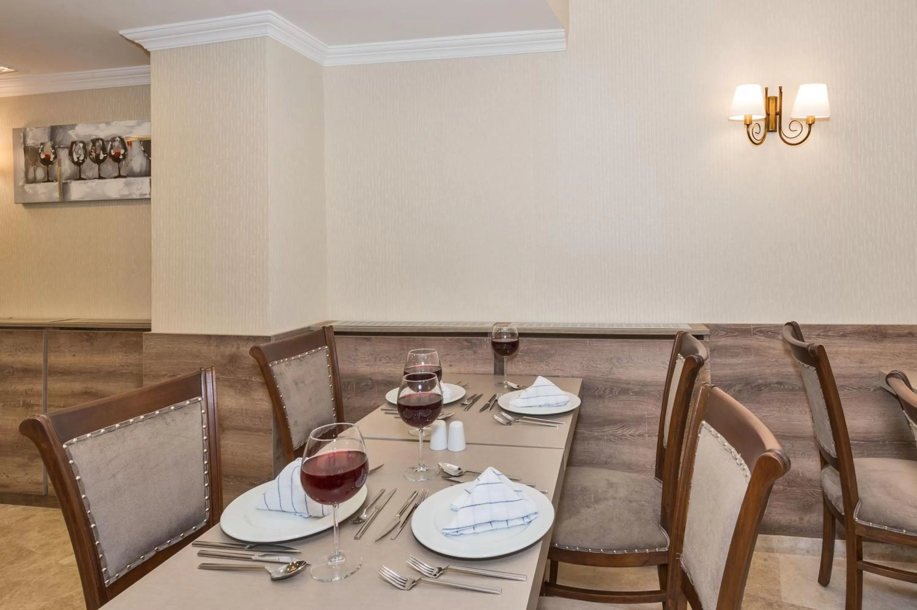 Restaurant/places to eat in Alphonse Hotel