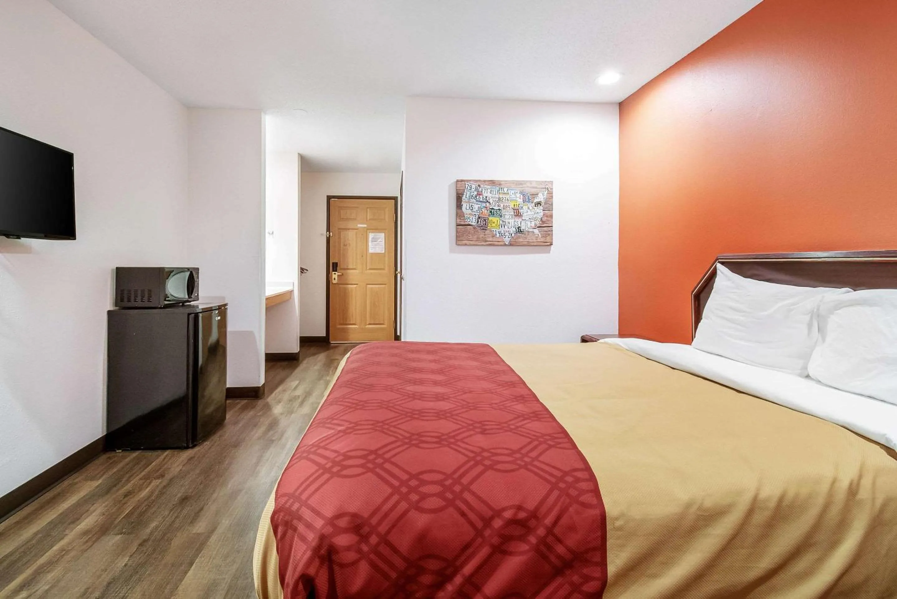 Photo of the whole room, Bed in Econo Lodge