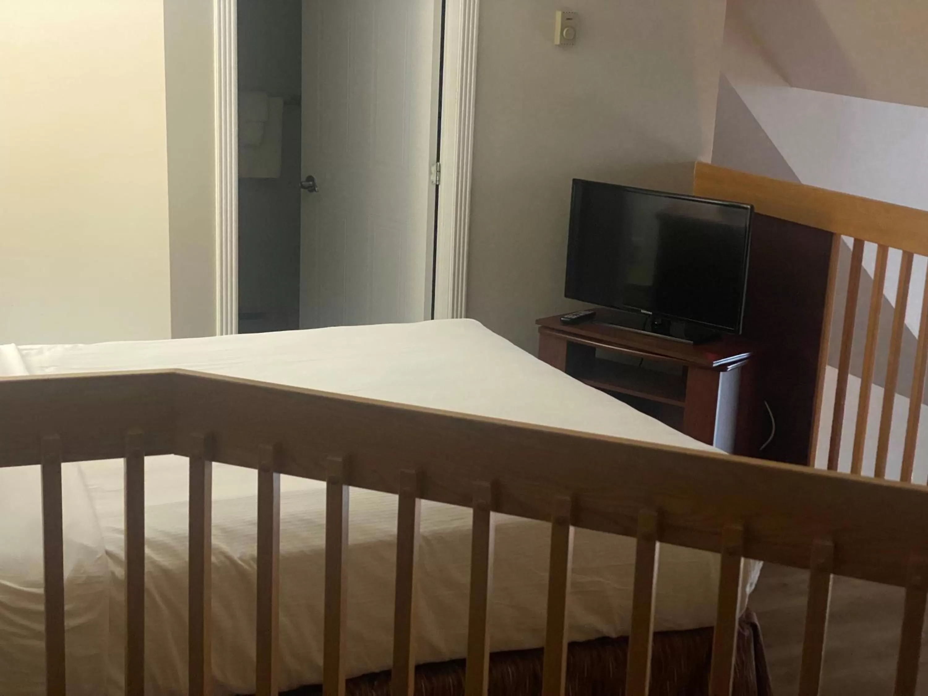 TV and multimedia, Bed in Ramada Plaza by Wyndham Gatineau/Manoir du Casino