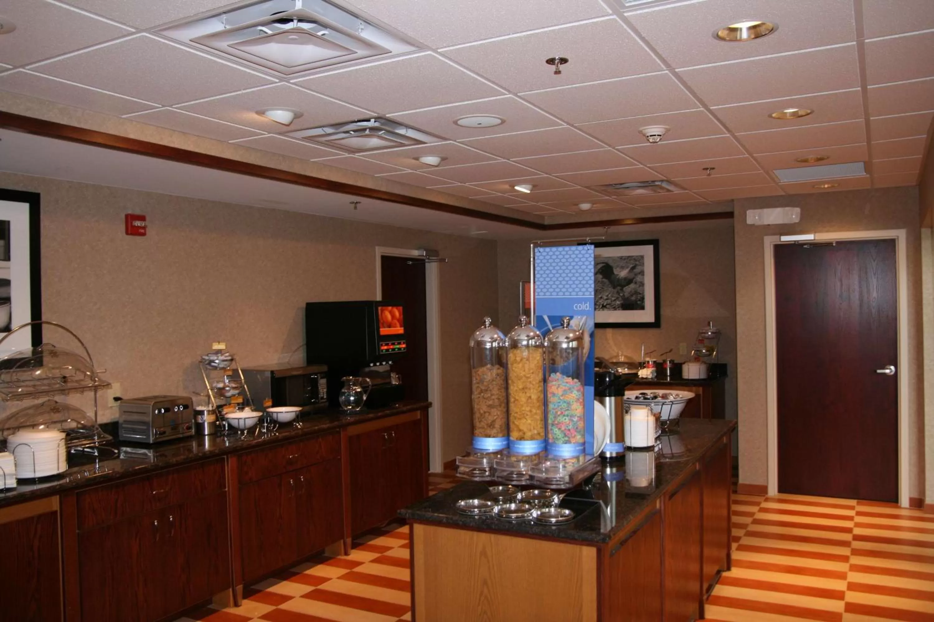 Dining area in Hampton Inn & Suites Cleveland-Mentor