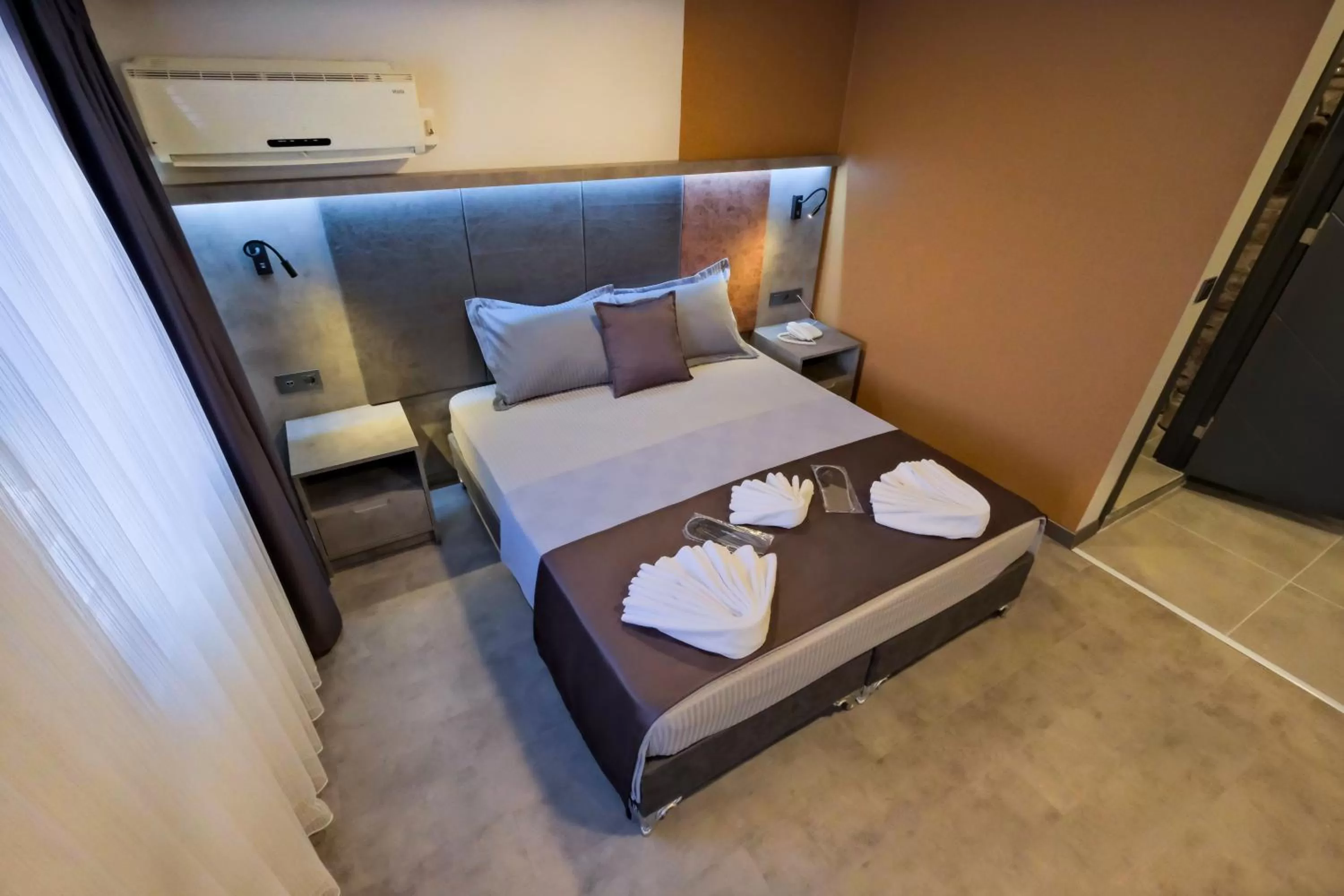 Photo of the whole room, Bed in The Queen Hotel